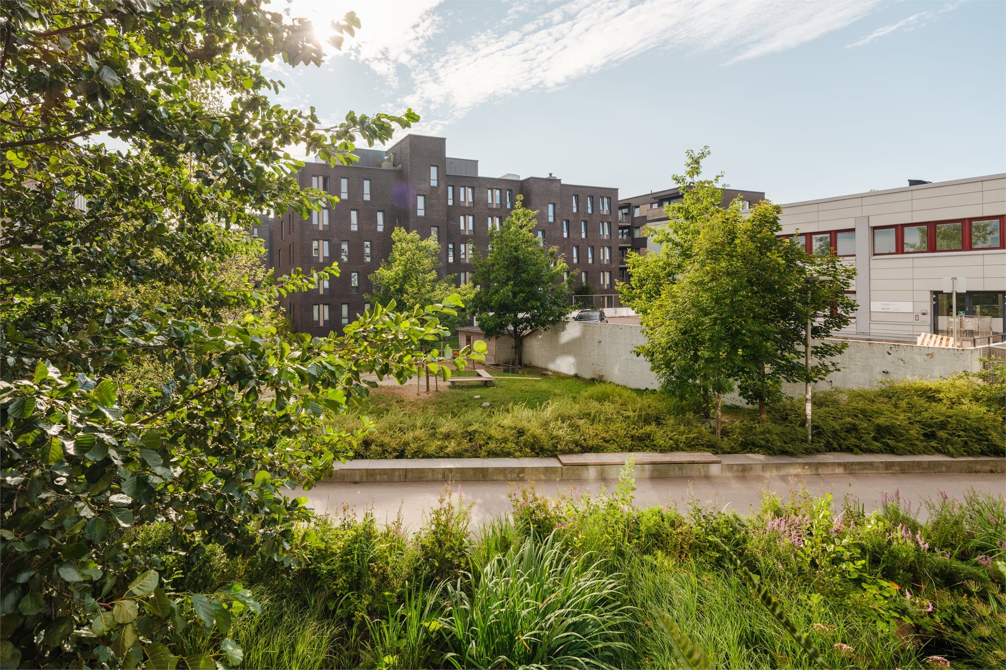 Hovinbekken renner rett forbi og gir en unik stemning på balkongen.