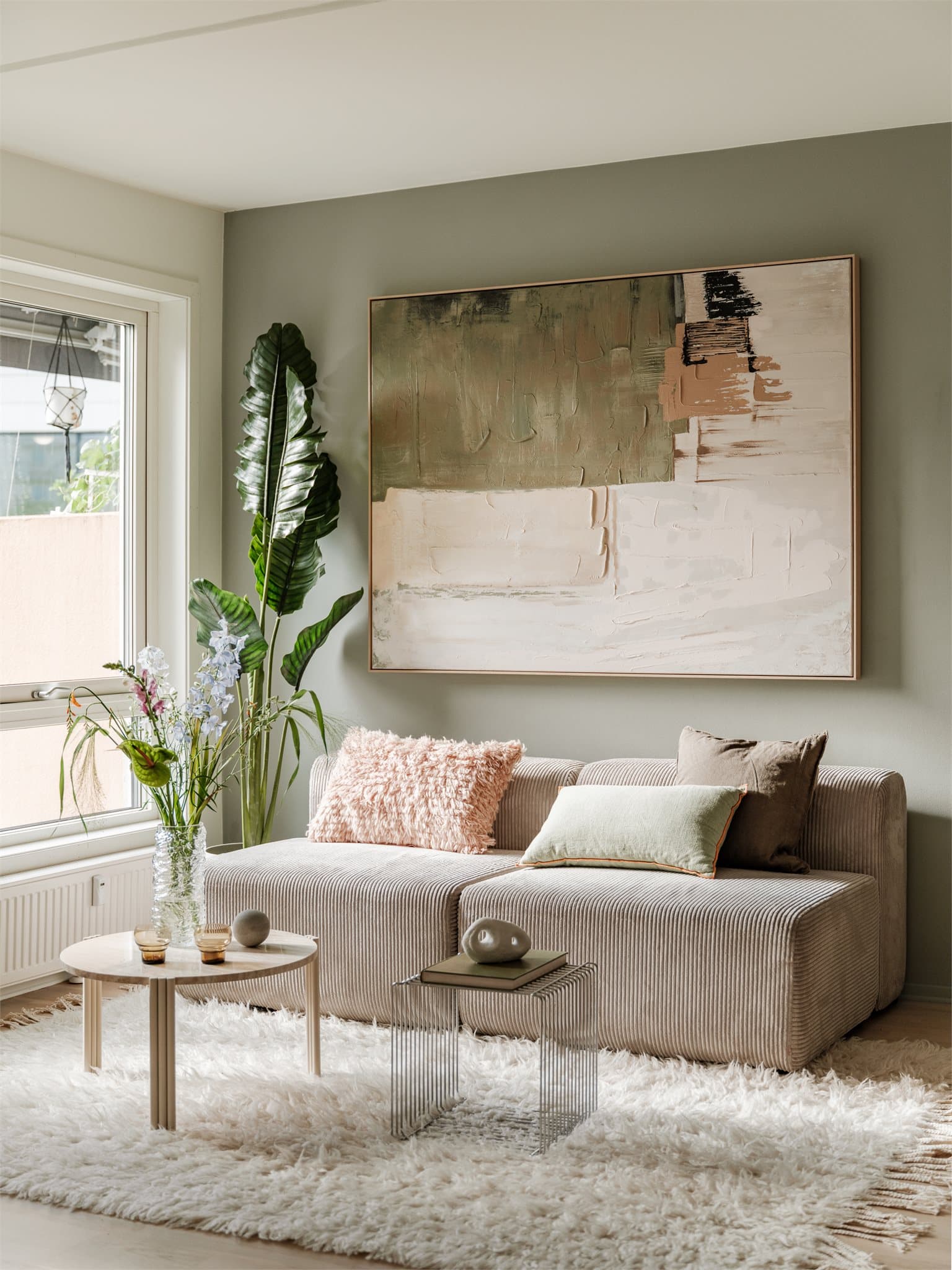 Gjennomgående materialvalg og lyse overflater gir et helhetlig inntrykk.