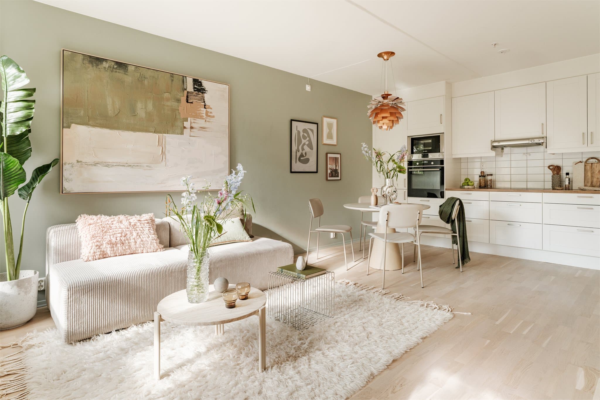 Leiligheten har en åpen og sosial planløsning mellom stue og kjøkken, med gjennomgående god standard.