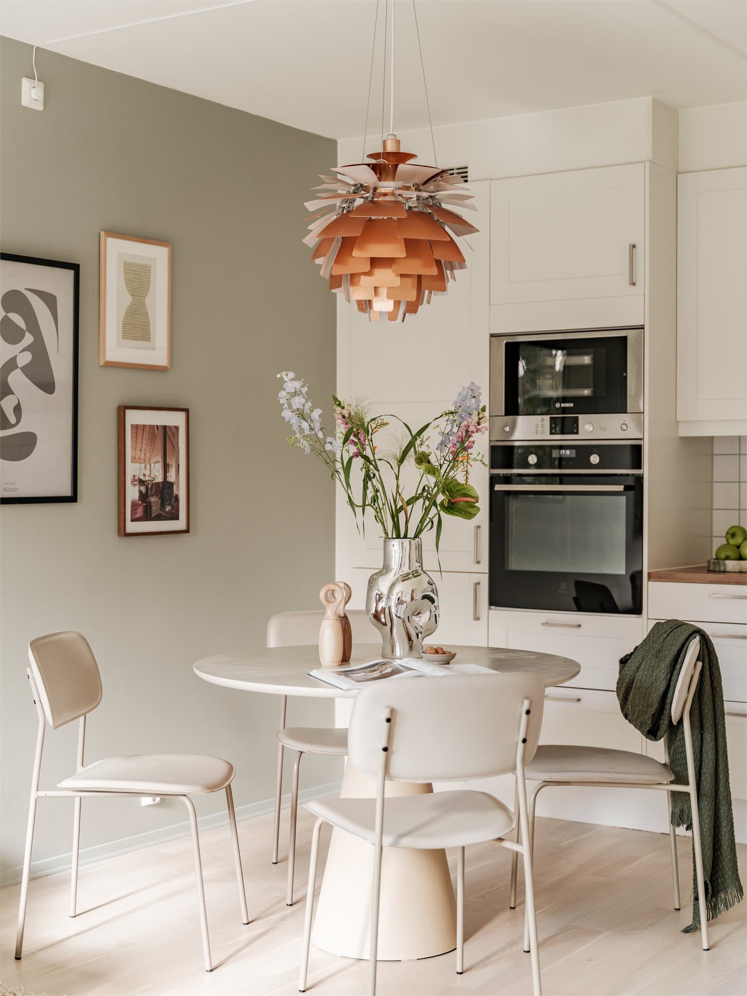 Spisebordet får sin naturlige plass mellom sonene.