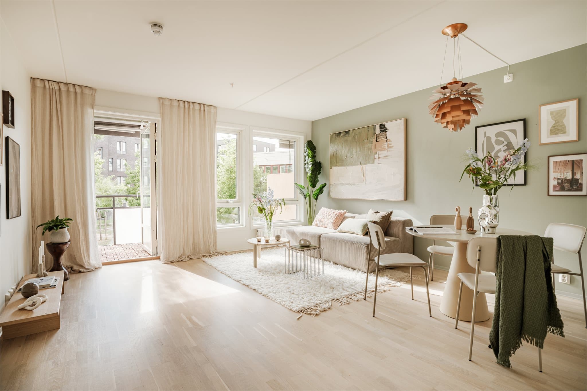 Velkommen til Hovinveien 43B! En tiltalende leilighet med moderne preg og store vindusflater som gir en luftig romfølelse.