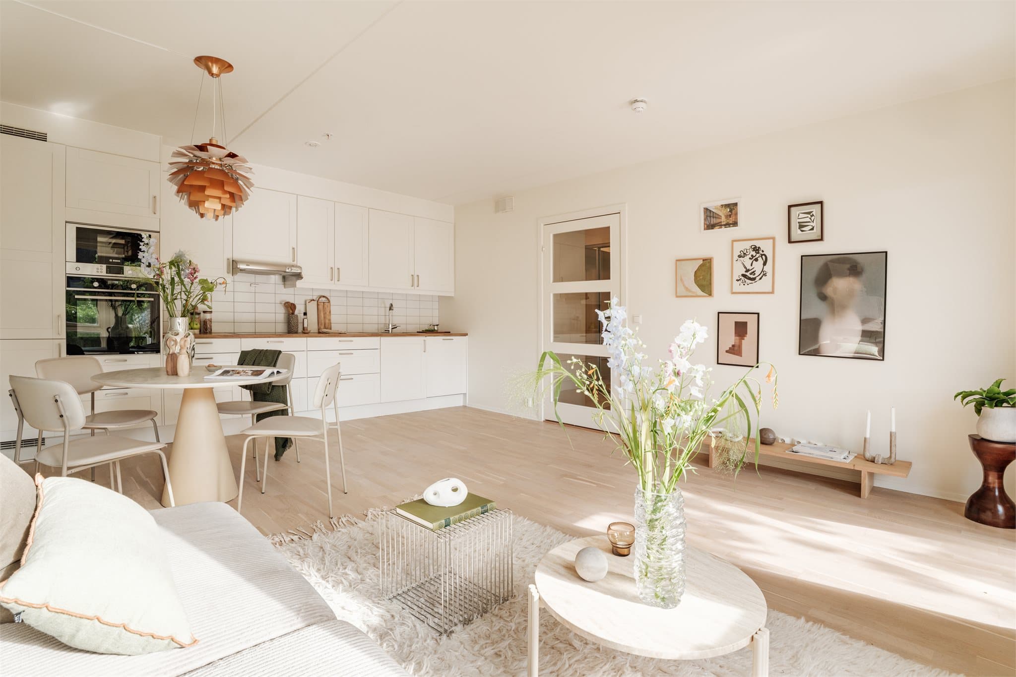 Den åpne løsningen skaper en sosial og inkluderende atmosfære i oppholdsrommet.