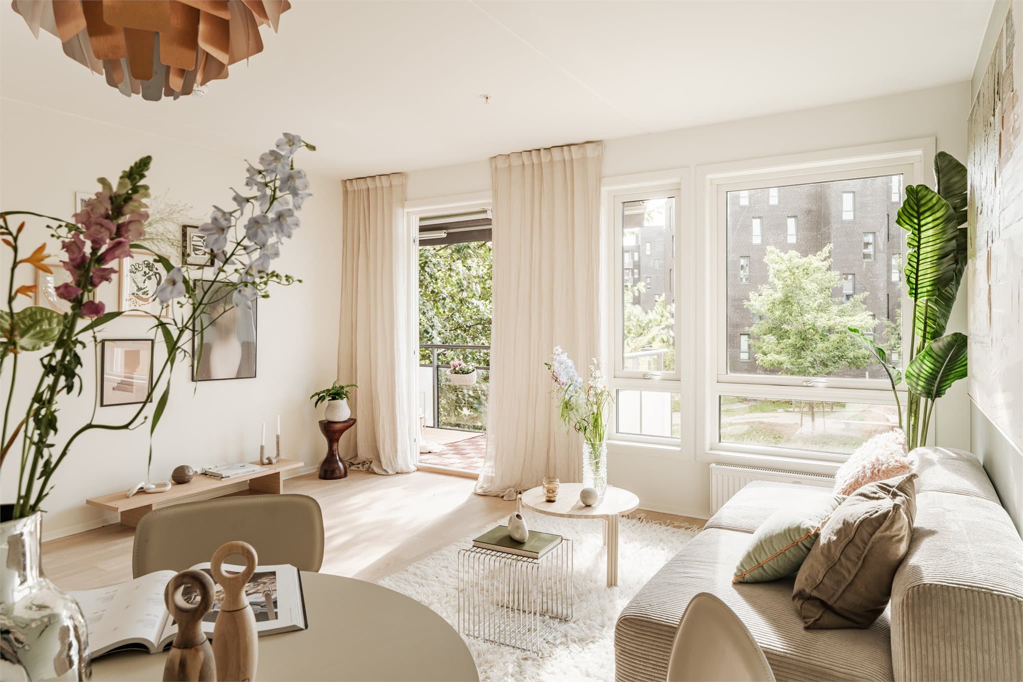 De store vinduene sørger for vakkert lysinnslipp på stuen.