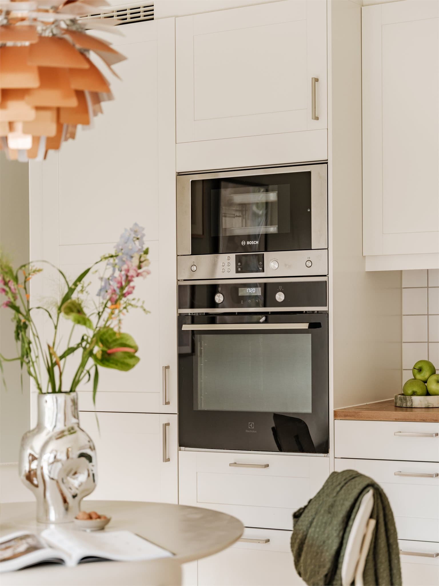 Integrerte hvitevarer som stekeovn og mikrobølgeovn medfølger.