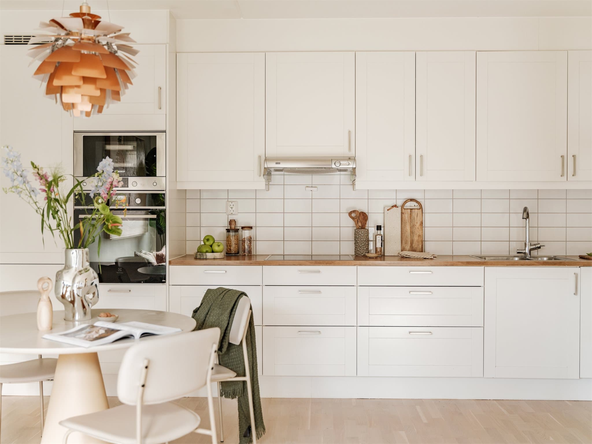 Lys, klassisk kjøkken med god kombinasjon av skap- og benkeplass.