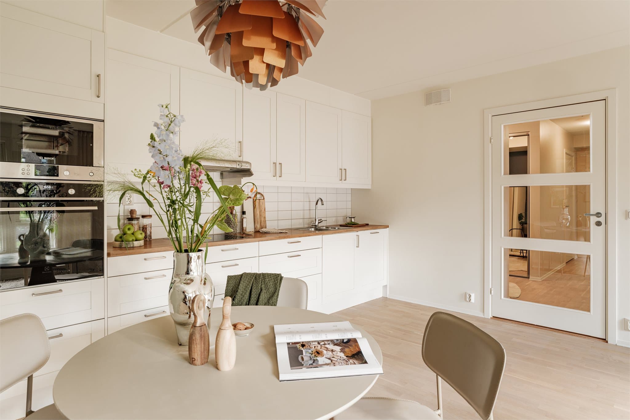 God plass til et spisebord ved kjøkkenet.