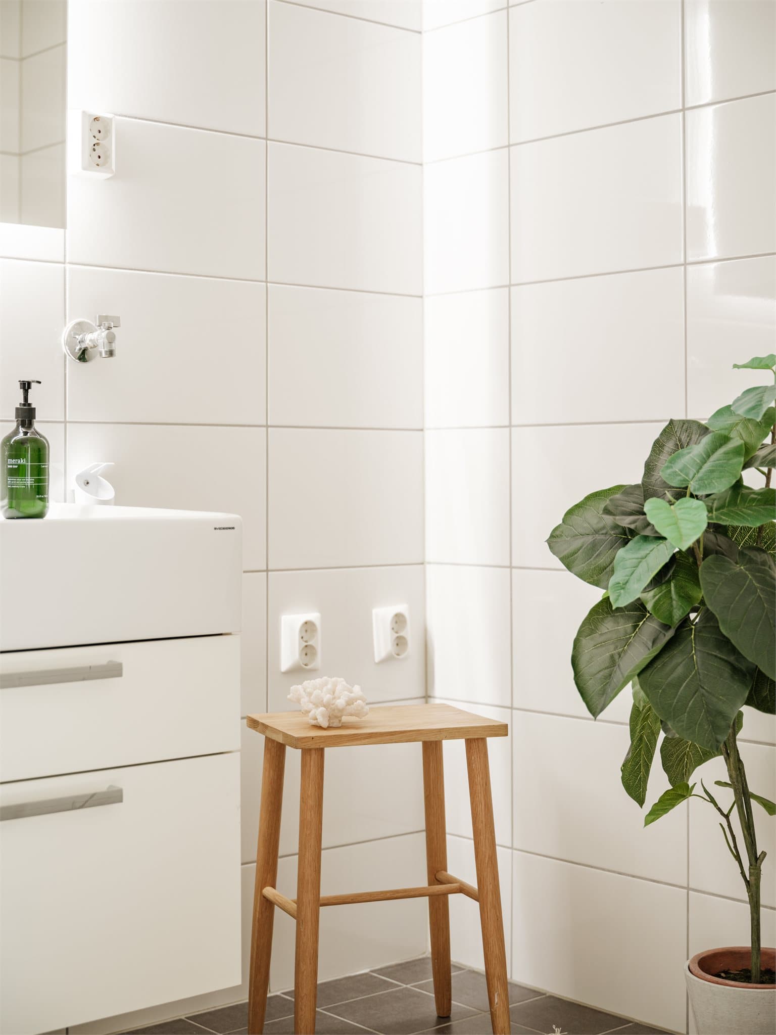 Her på badet er det elektriske varmekabler i gulvet for økt komfort.