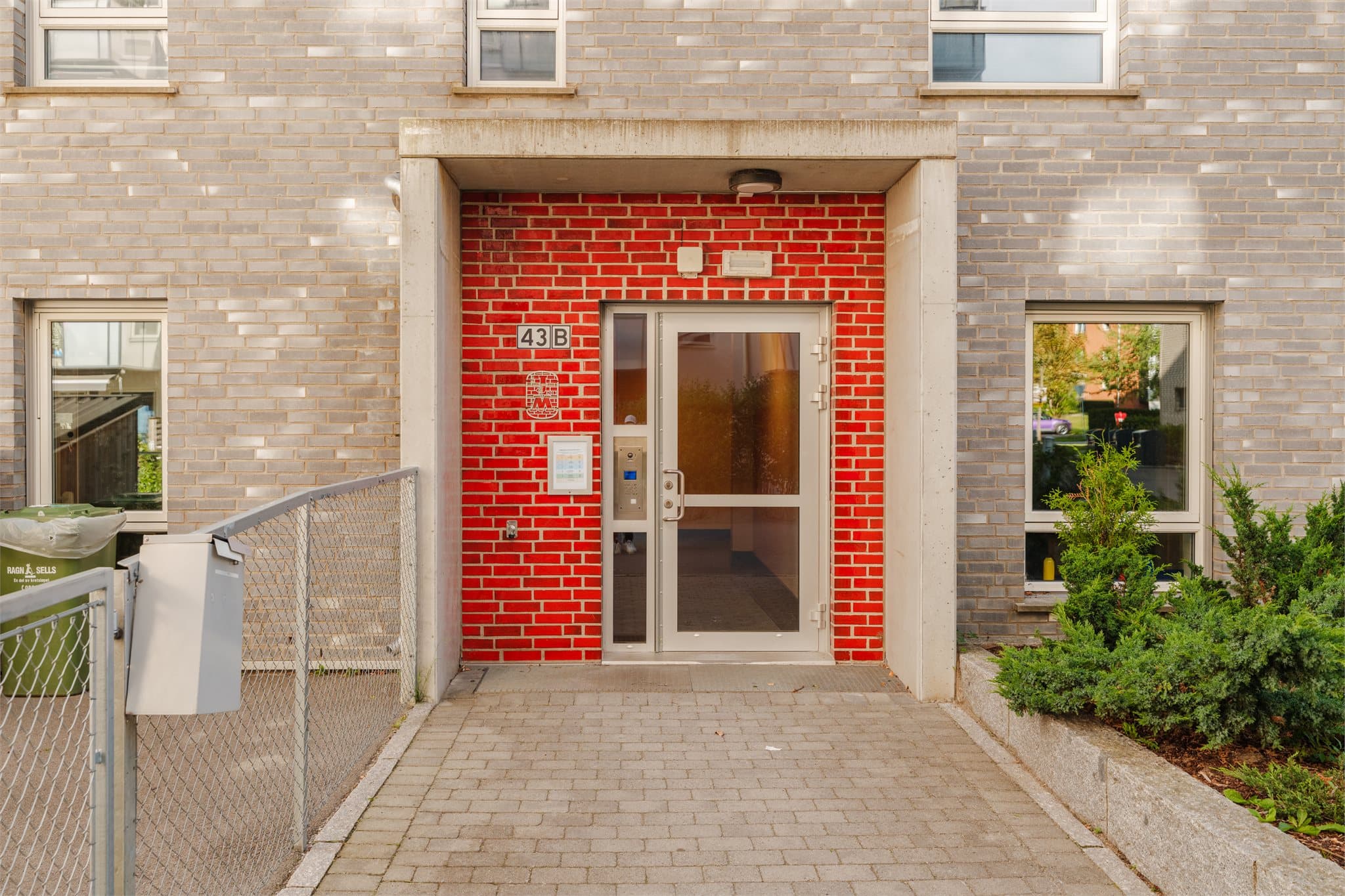 Leiligheten ligger attraktivt og sentralt til i et rolig og populært boligområde på Hasle/Hovin.