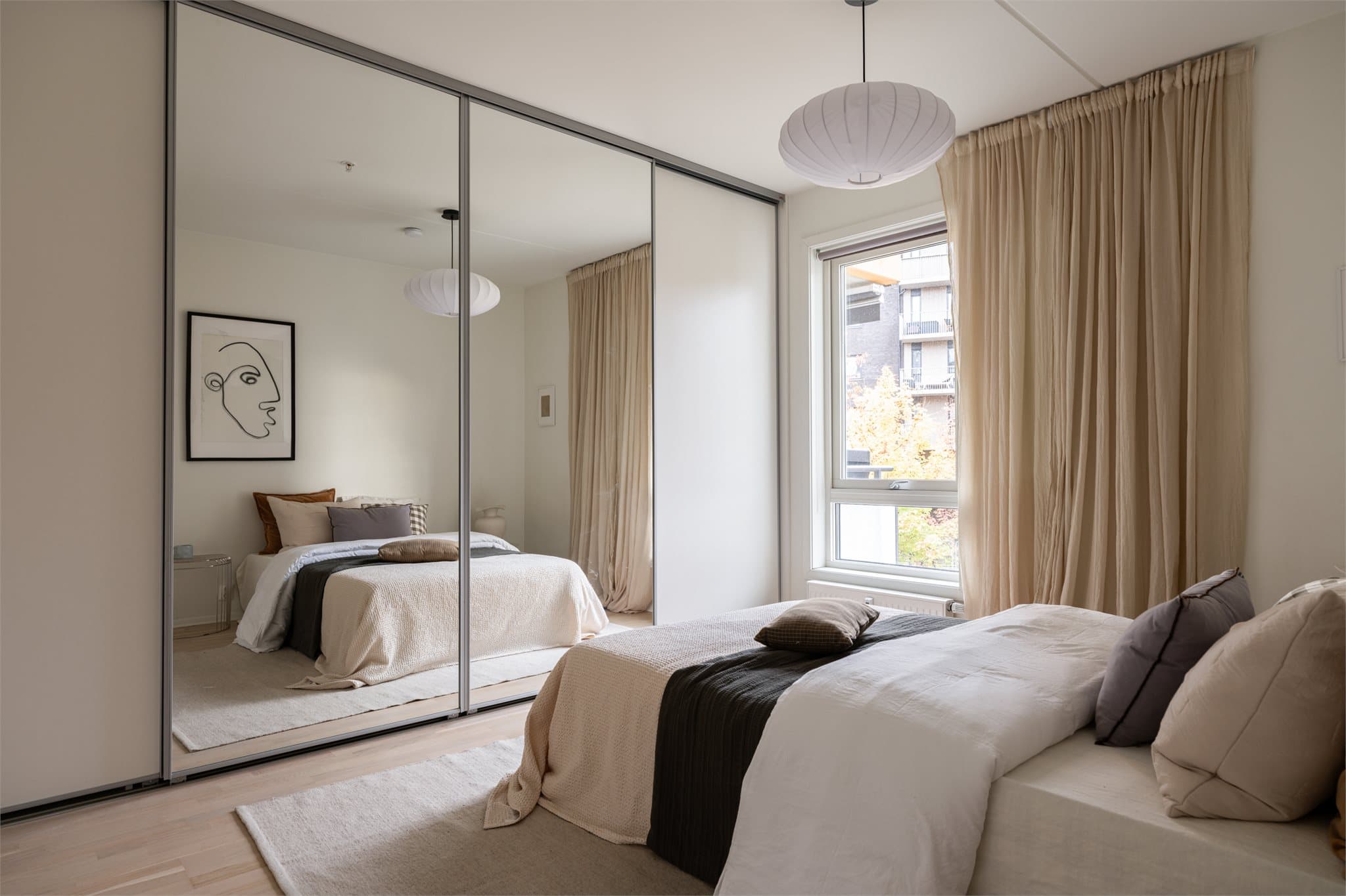 Stor skyvedørsgarderobe med god lagringsplass.