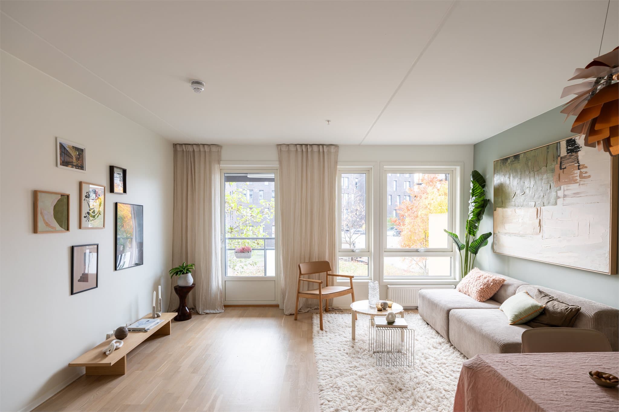 Lys, luftig og moderne 4-roms leilighet i byggets andre etasje.