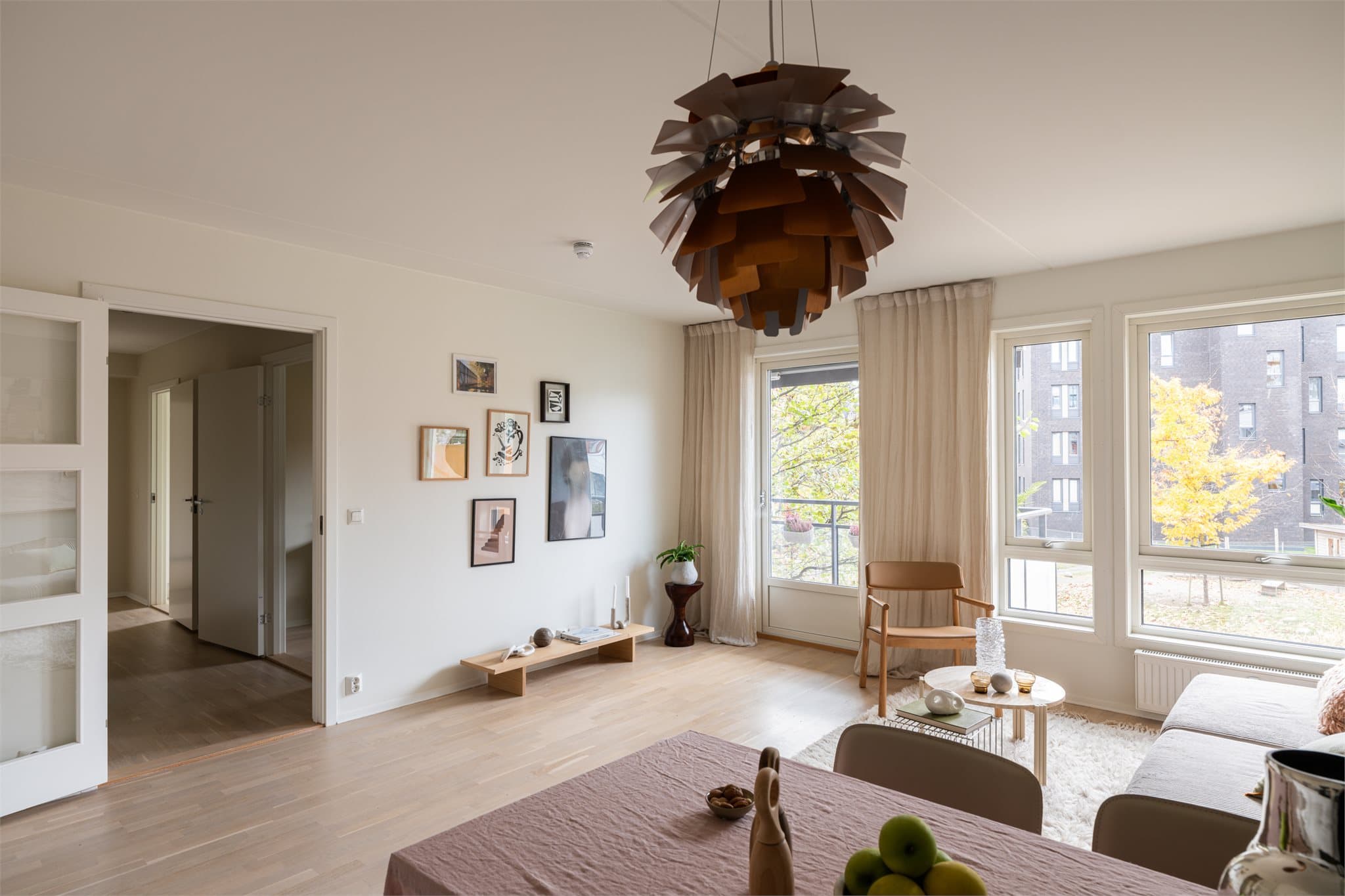 Her er det god plass til sofa med tilhørende salongbord og tv-seksjon.