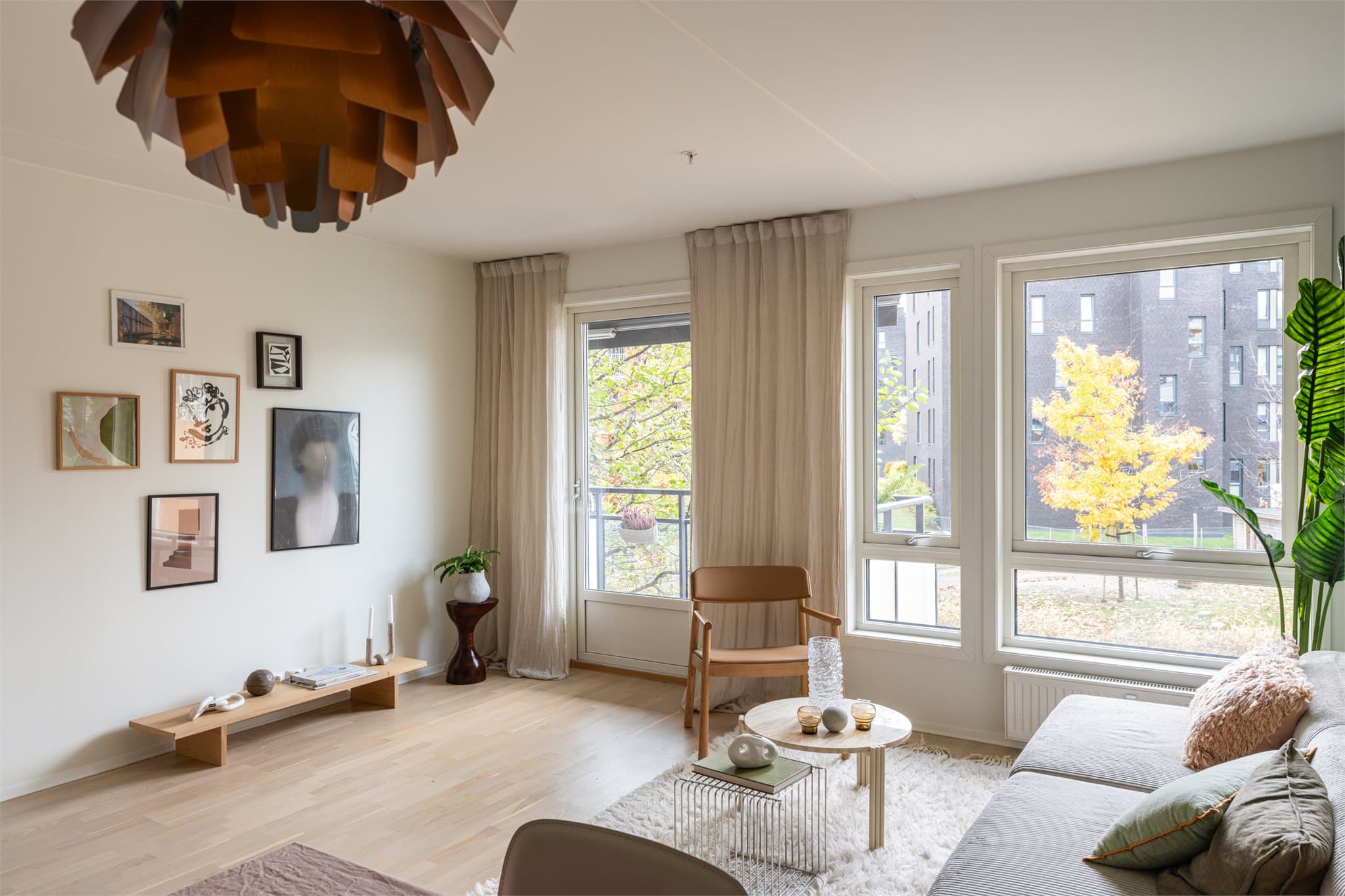 Fra stuen er det videre adkomst til romslig balkong på 8 kvm med montert elektrisk markise.