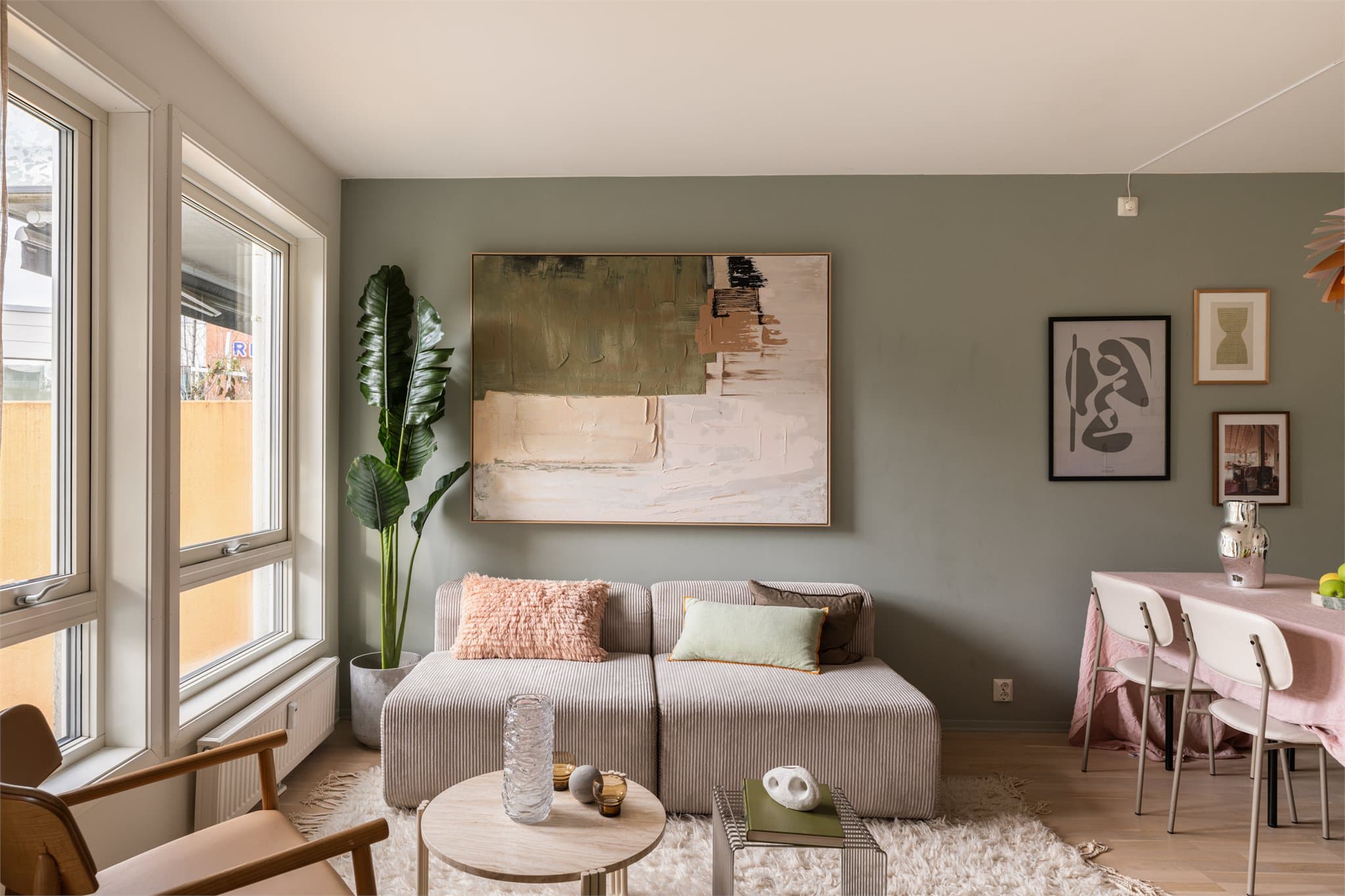 Delikat og moderne stue med en lys og luftig romfølelse.