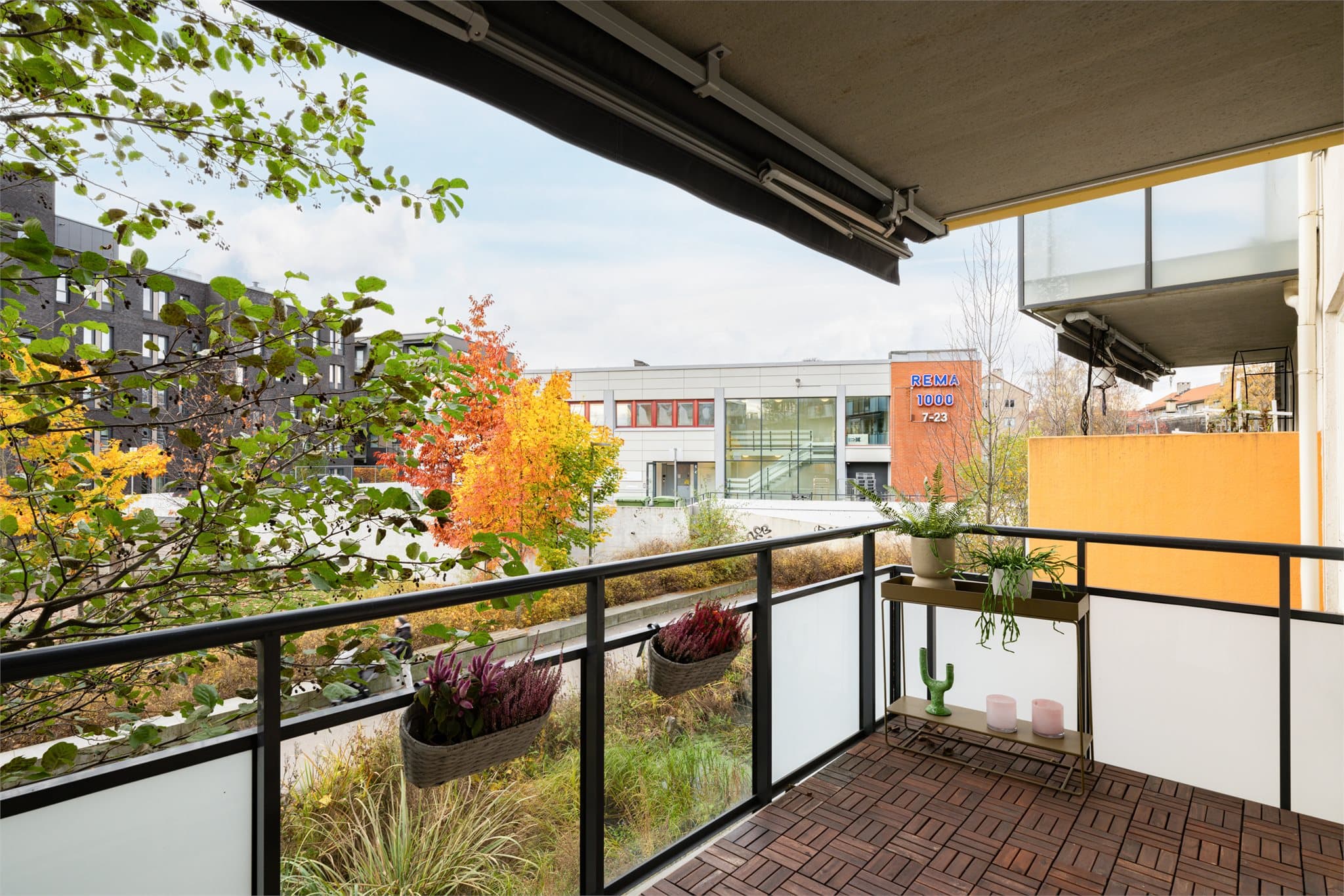 Fra balkongen er det blant annet utsyn mot et hyggelig gårdsrom med Hovinbekken, pent opparbeidet gangsti, plen og busker.