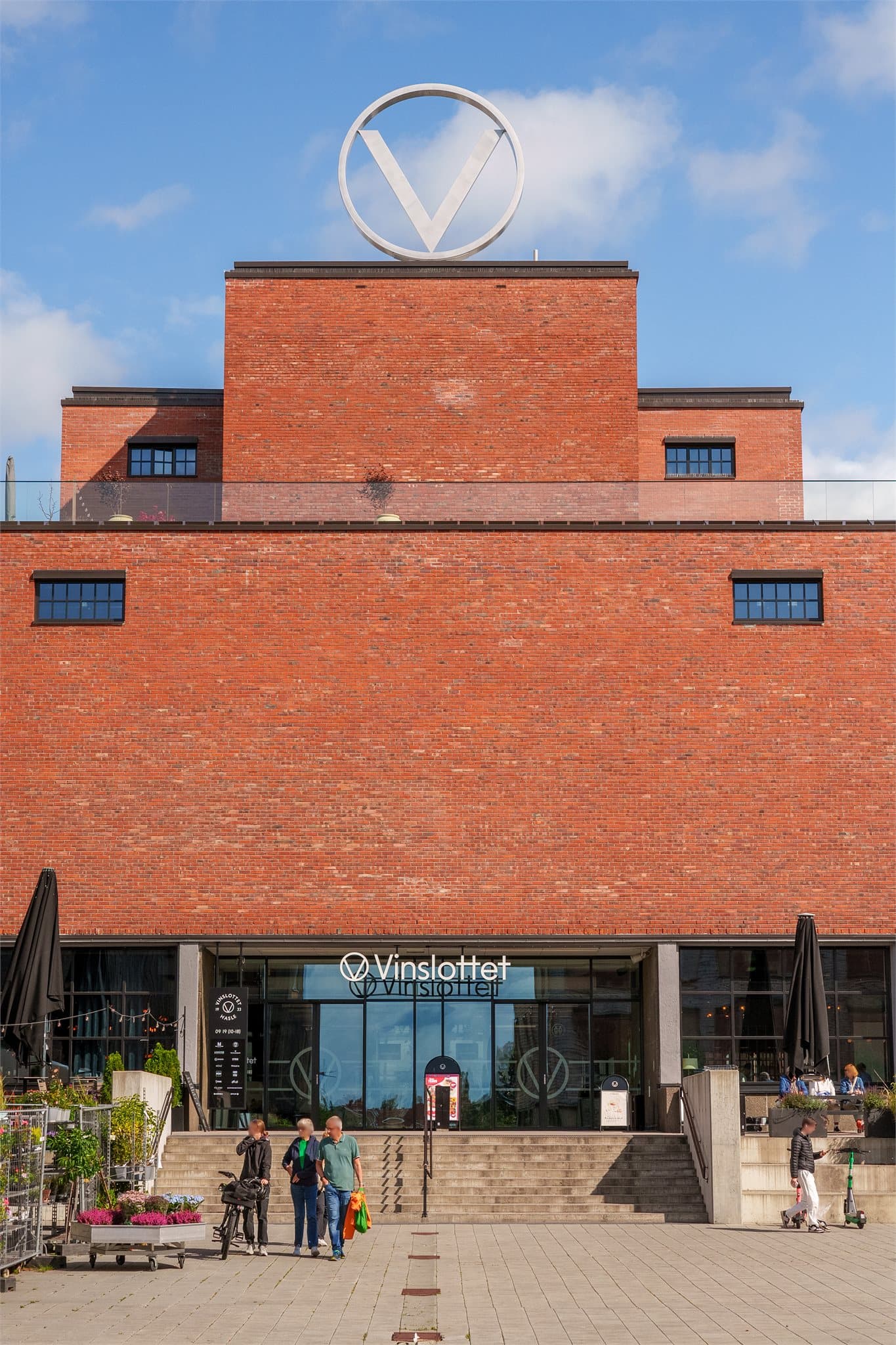 Vinslottet ligger også i nærheten og byr på Gastropub, bakeri, Jysk og en rekke andre servicetilbud.