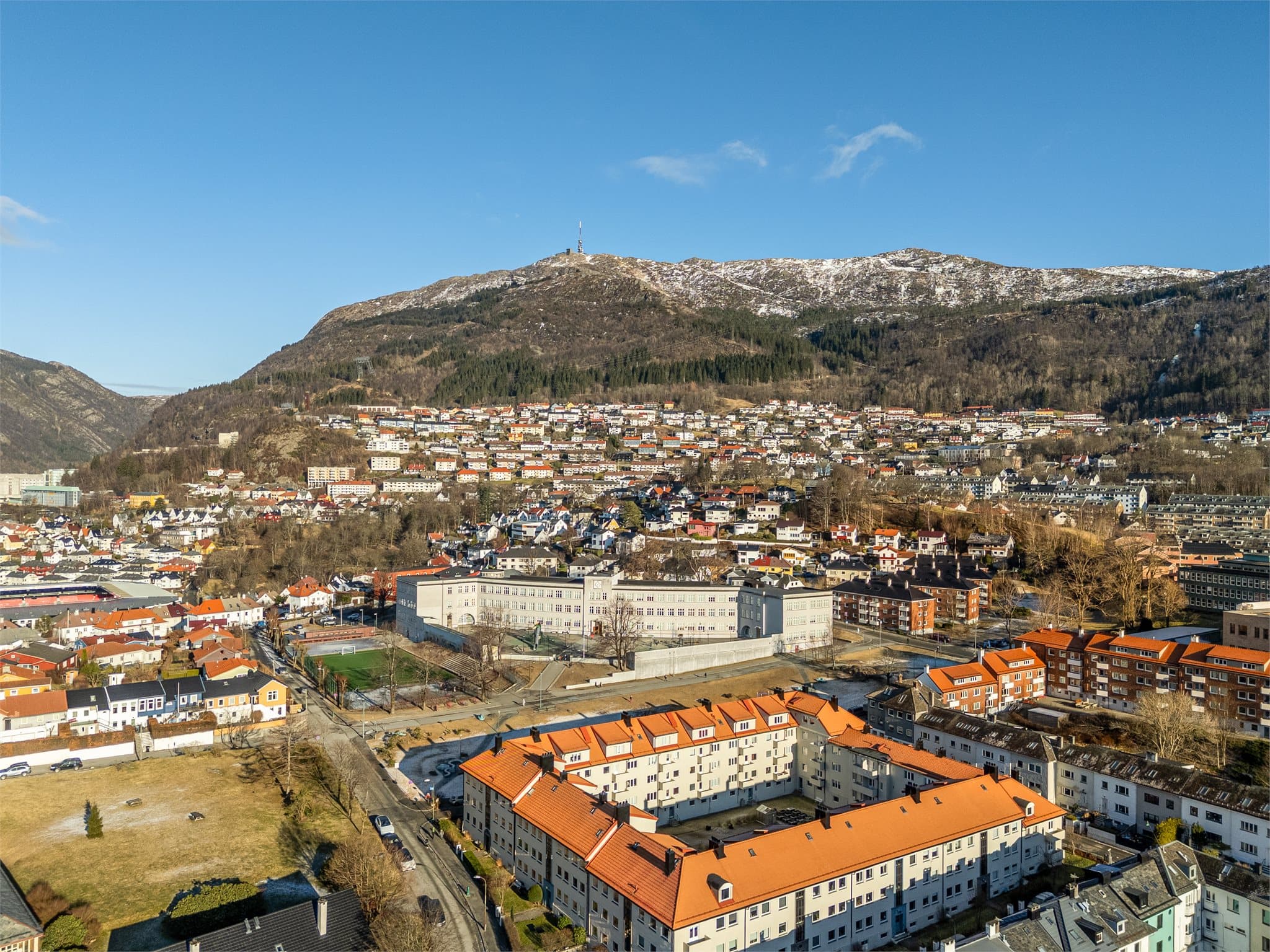 - Det er kort vei til både bybane og bussstopp som ligger kun en 6-8 min spasertur unna. Enkel vei til sentrum -