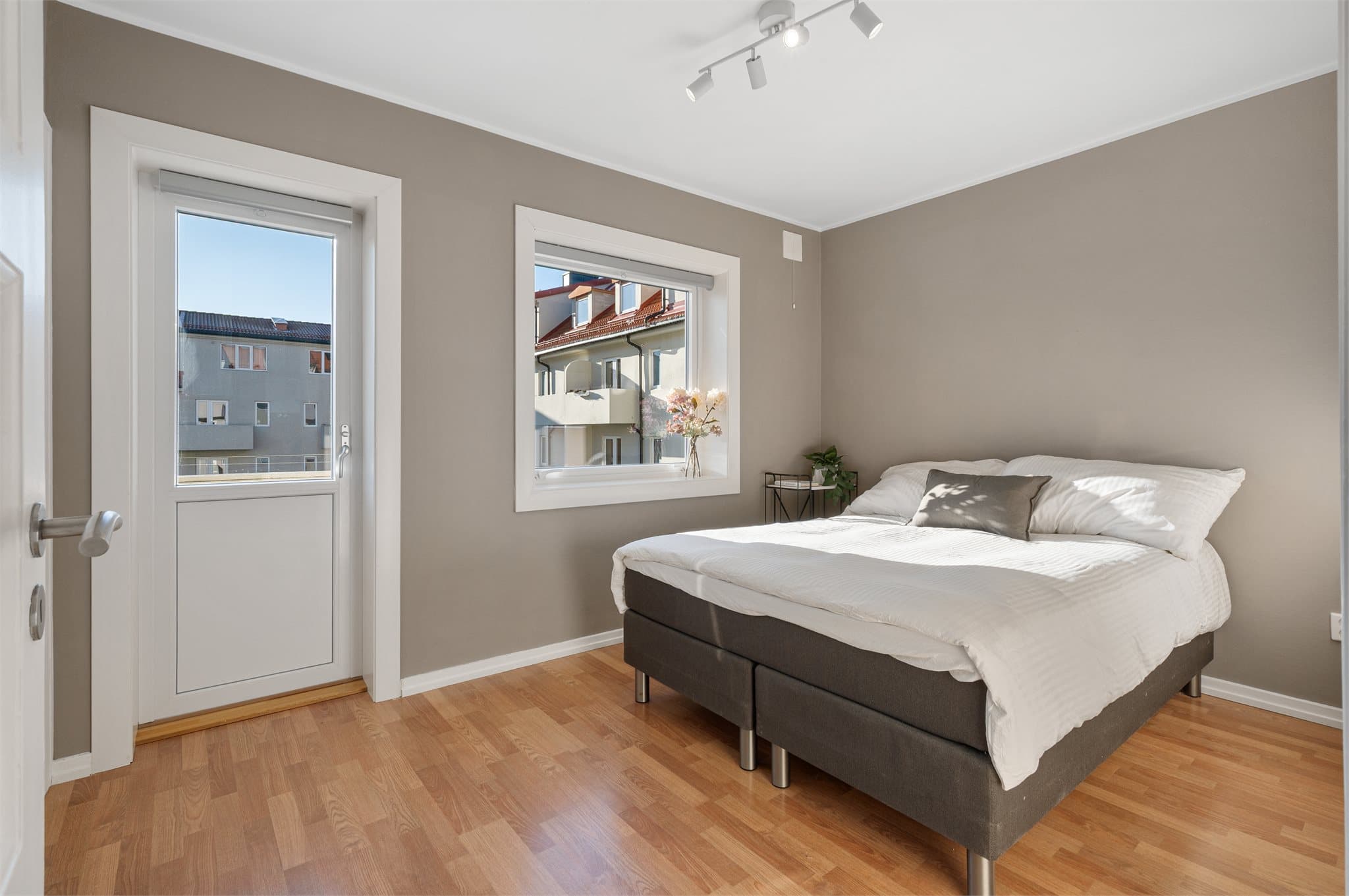 - Soverommet måler 11,4m² -