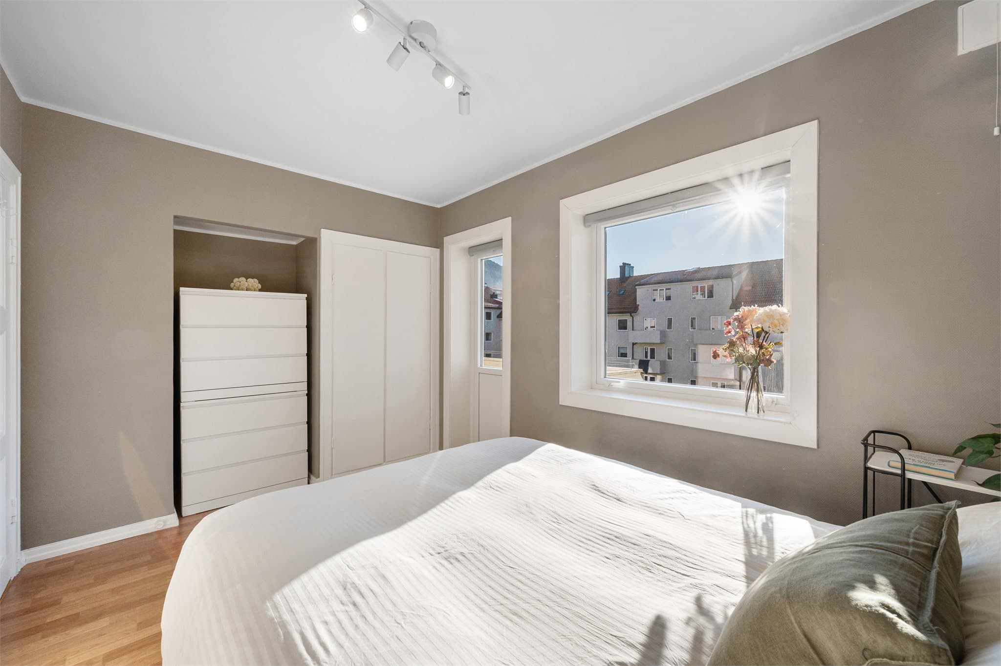 - Godt med lagringsplass i innebygget garderobeskap og nisje -