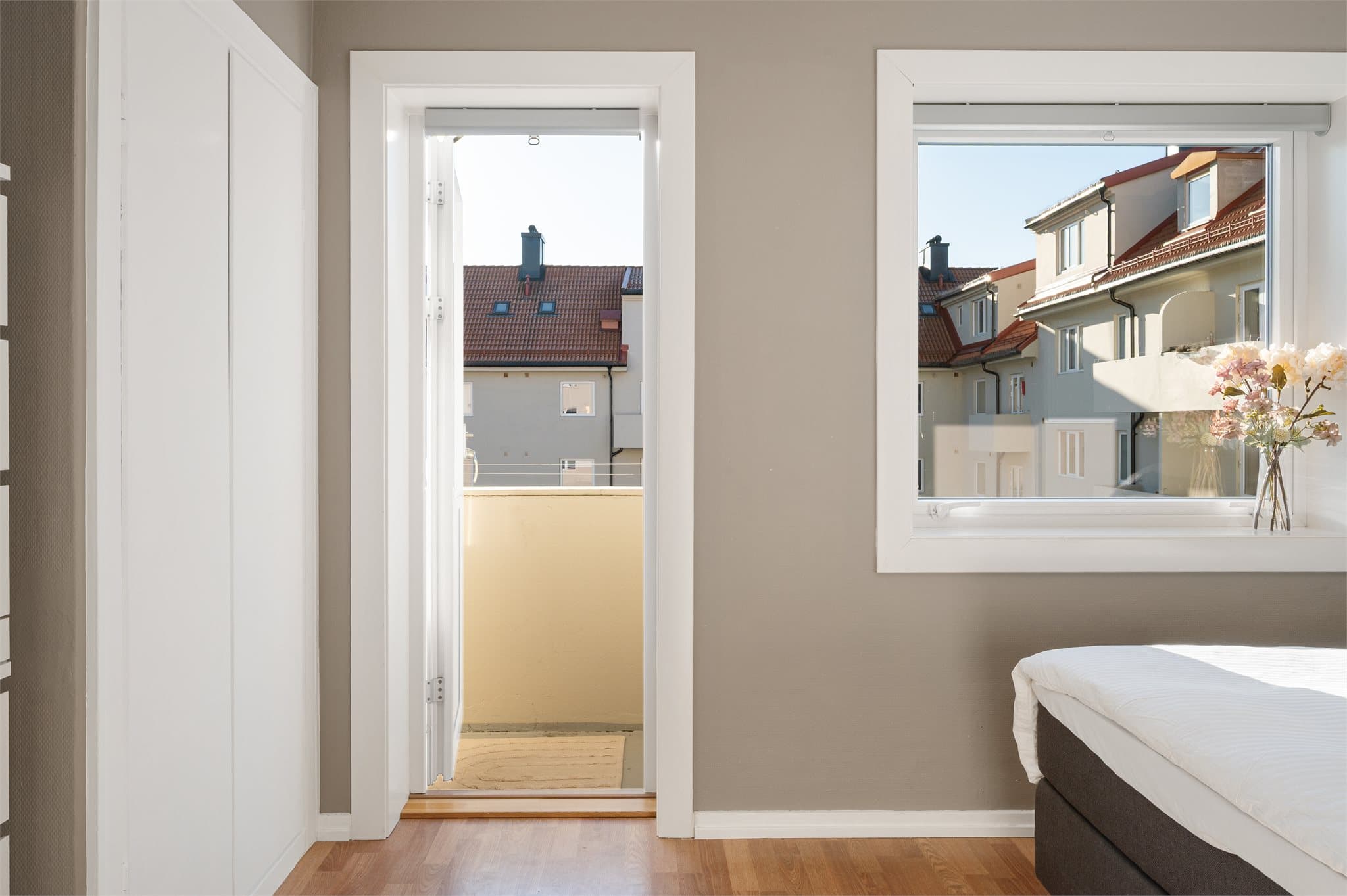 - Fra ene soverommet har man direkte tilkomst til leilighetens fine balkong -