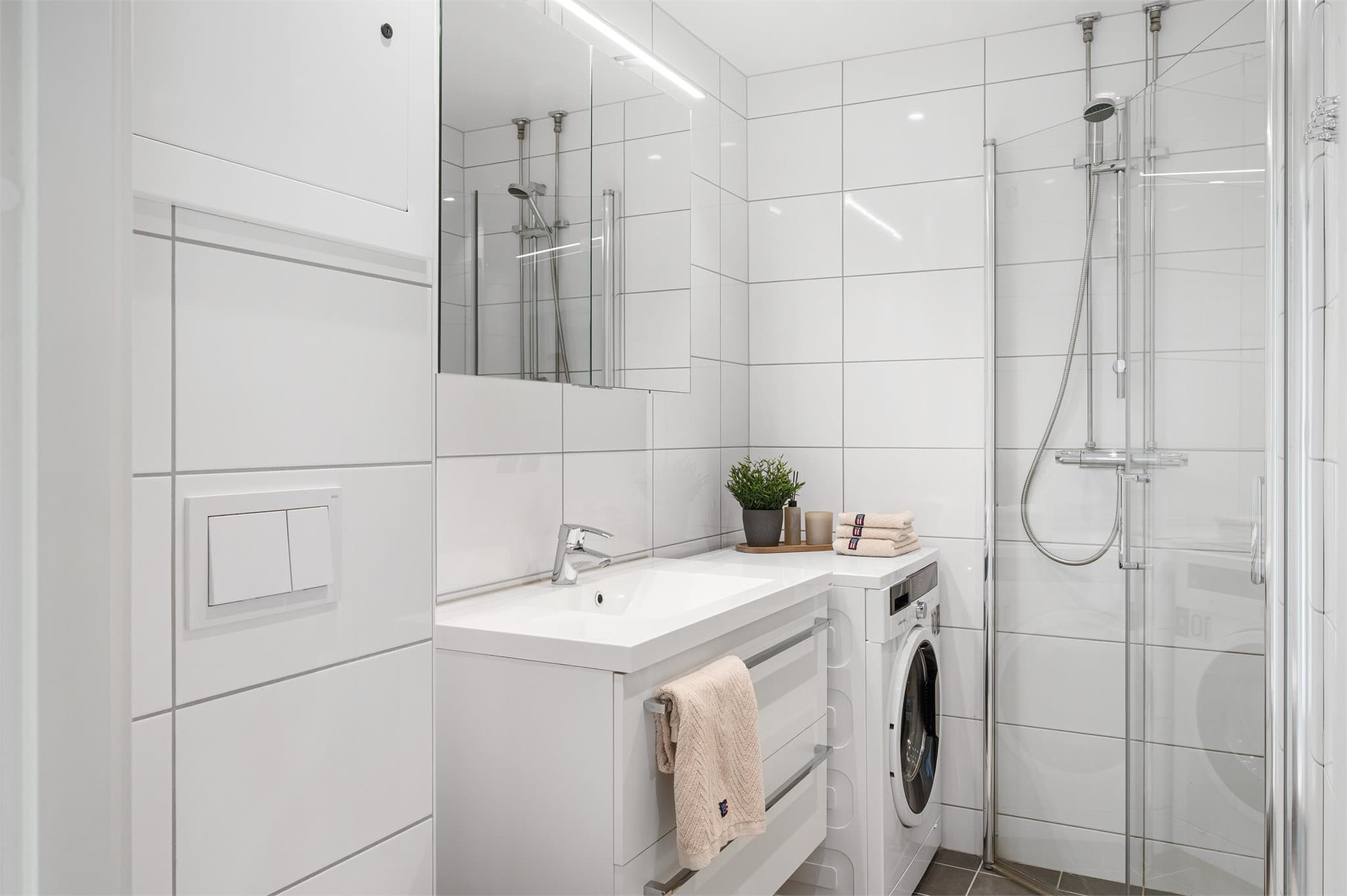 - Badet måler 3,1m² og har fliser på gulv samt plater på vegg -