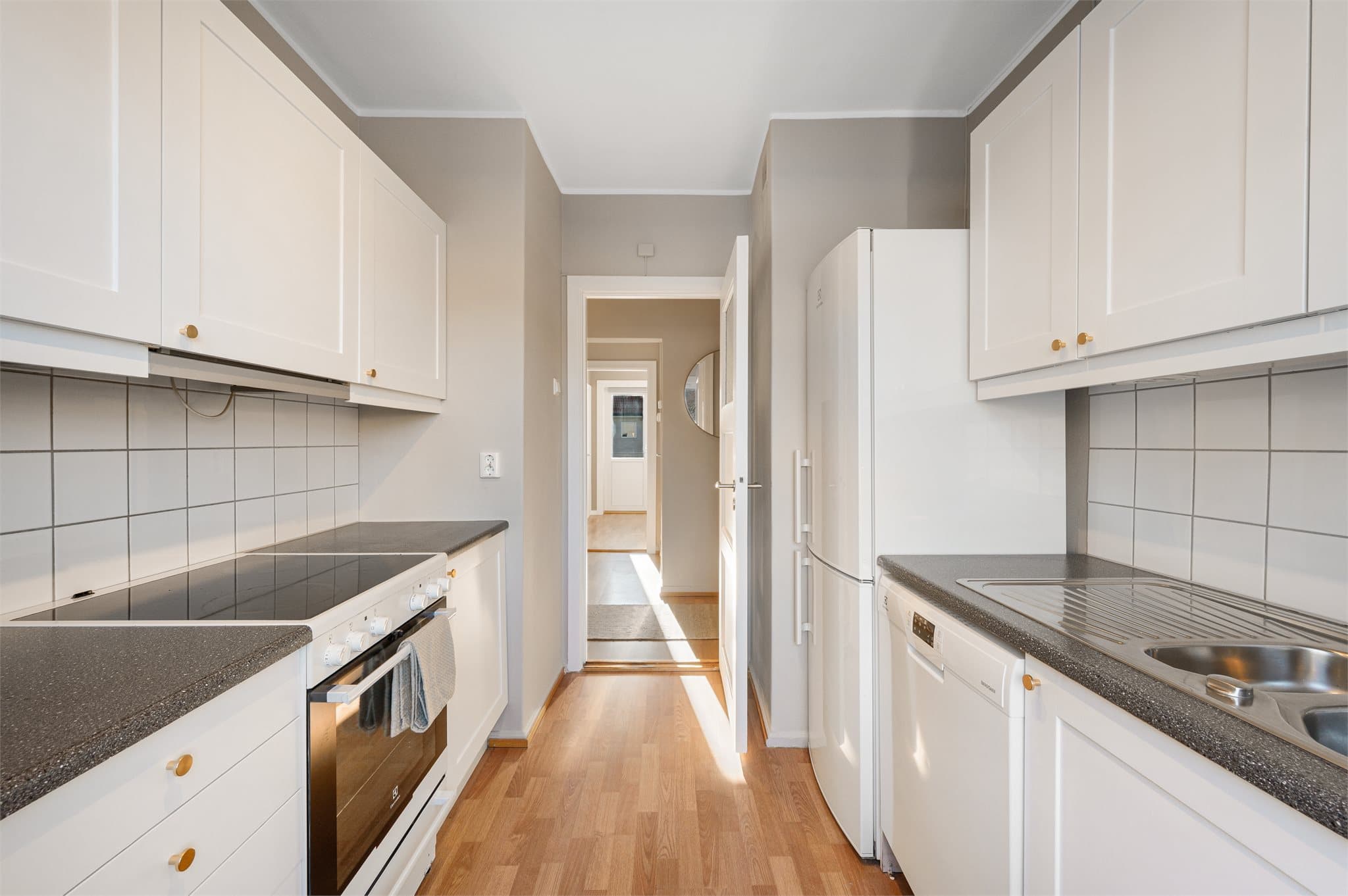 - Kjøkkenet måler 6,1m² -