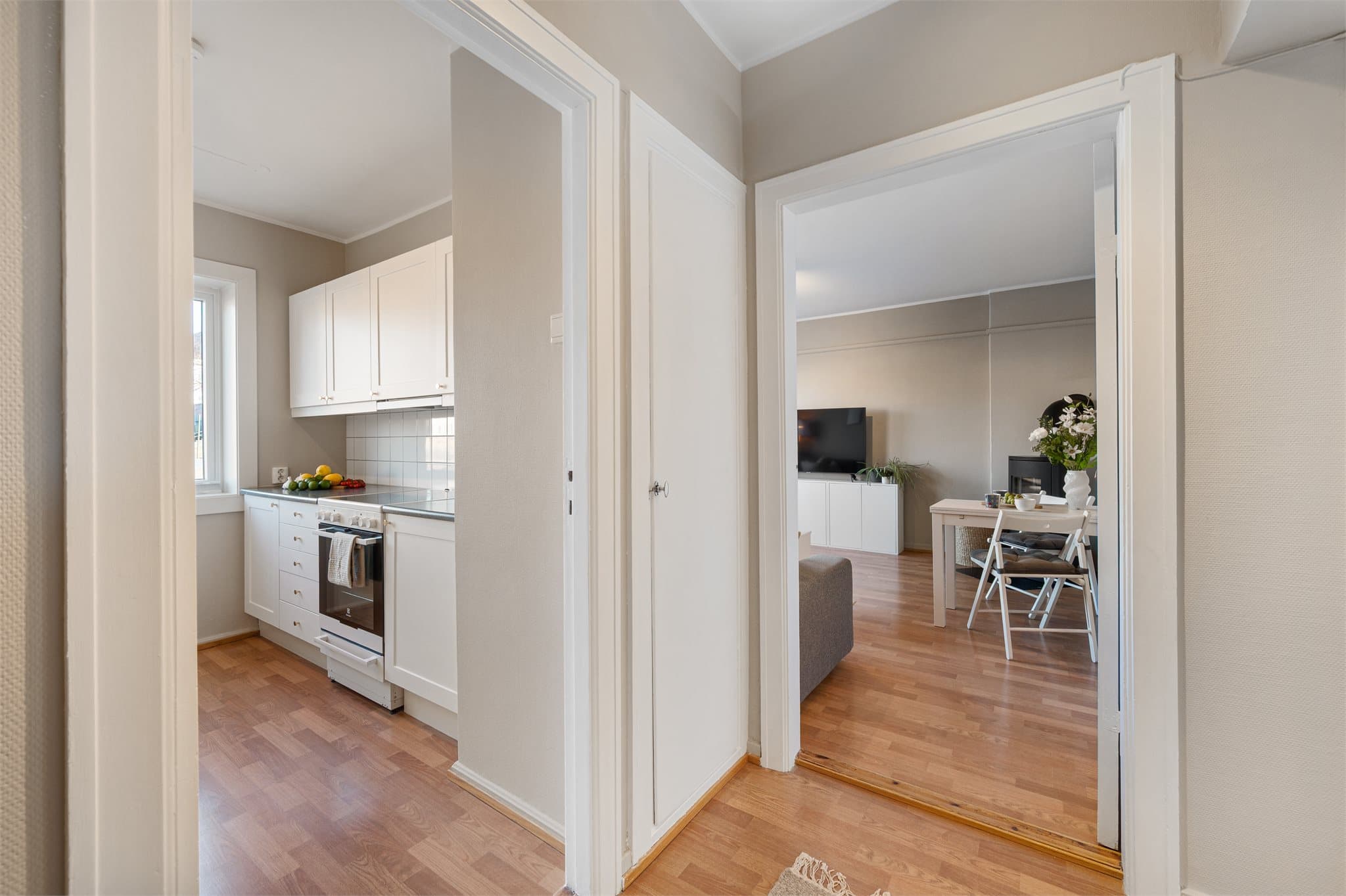 - Mye inkludert i felleskostnadene som bla. grunnpakke tv/internett fra Telenor, kommunale avgifter og eiendomsskatt -