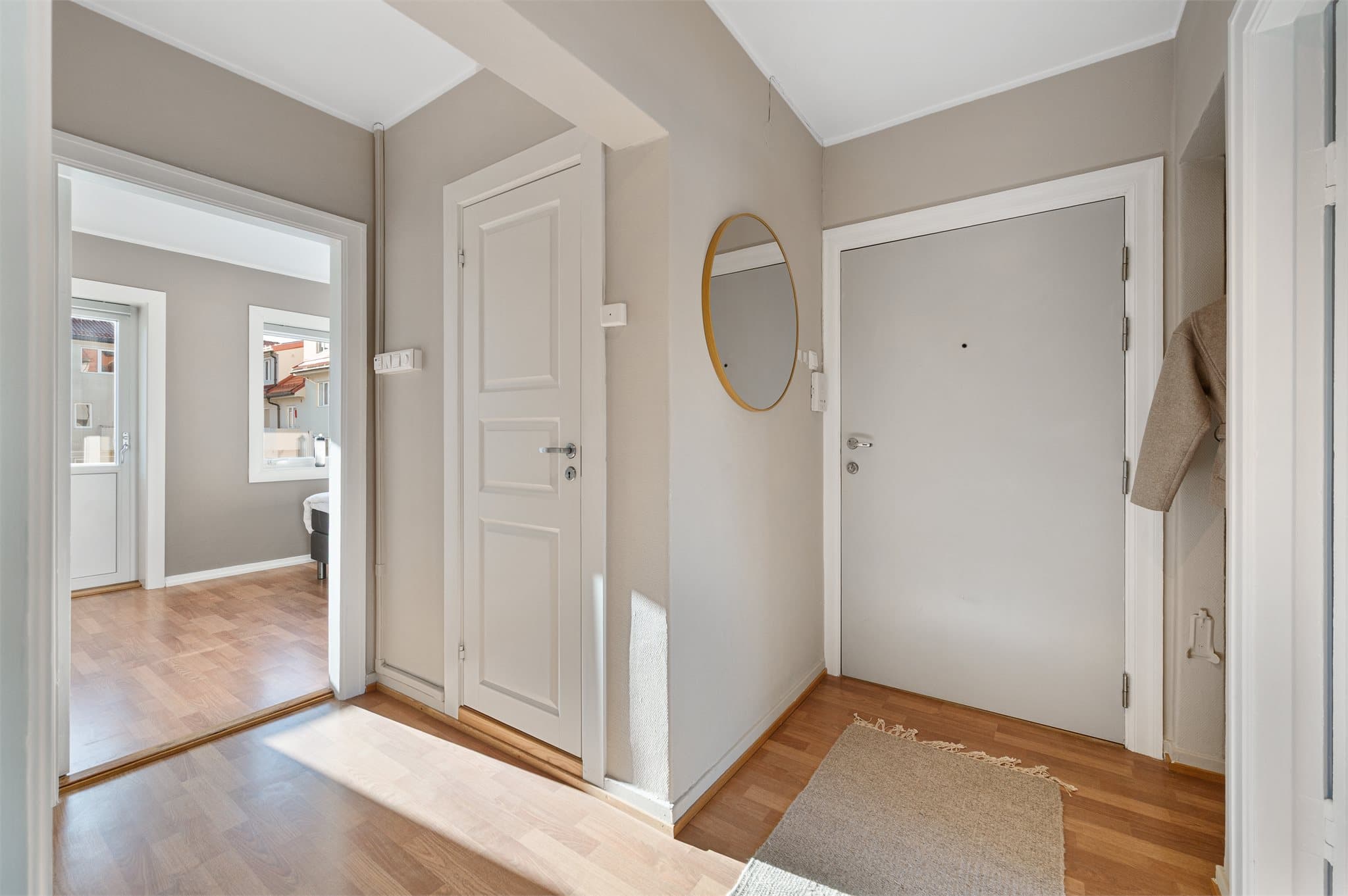 - Du blir ønsket velkommen hjem til en lys og trivelig gang. Svært godt førsteinntrykk av leiligheten! -