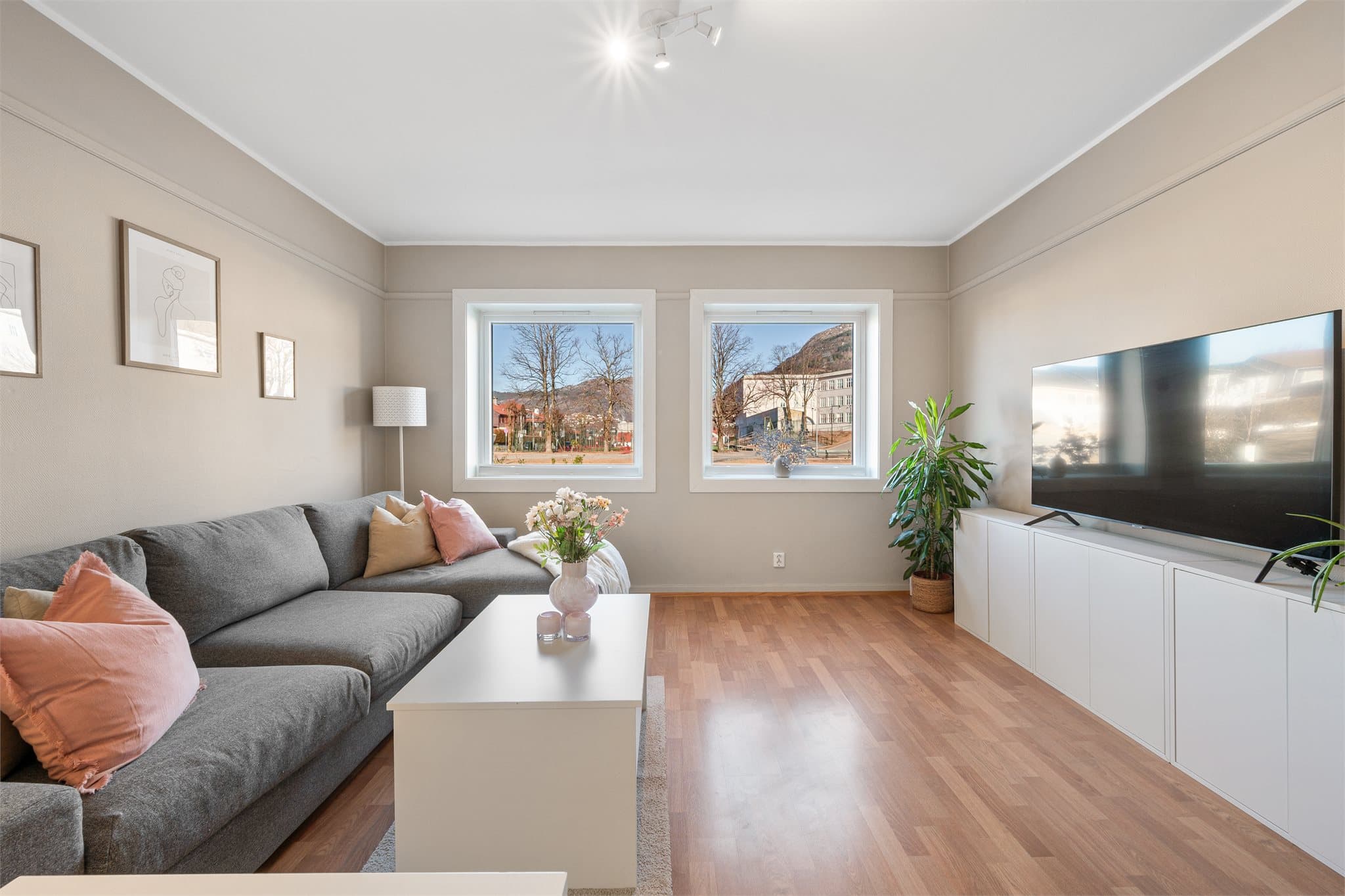 - Her bosetter du deg i et borettslag hvor store kostnader som bla. nytt rørsystem (vann og avløp), vinduer og tak er fra 2019 -