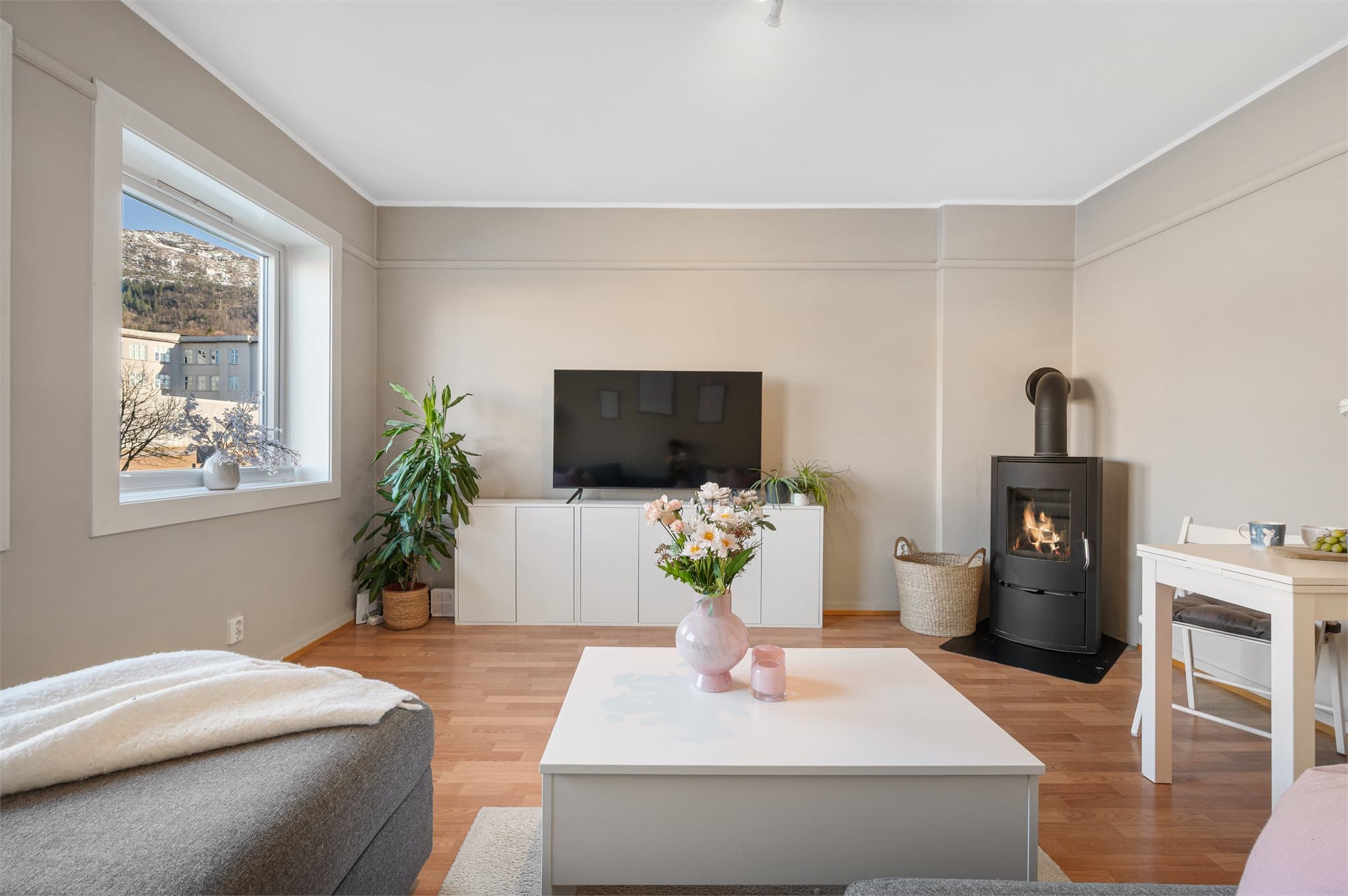 - Leiligheten har et BRA-i på 63m² og inneholder entré, kjøkken, bad, 2 soverom og stue -