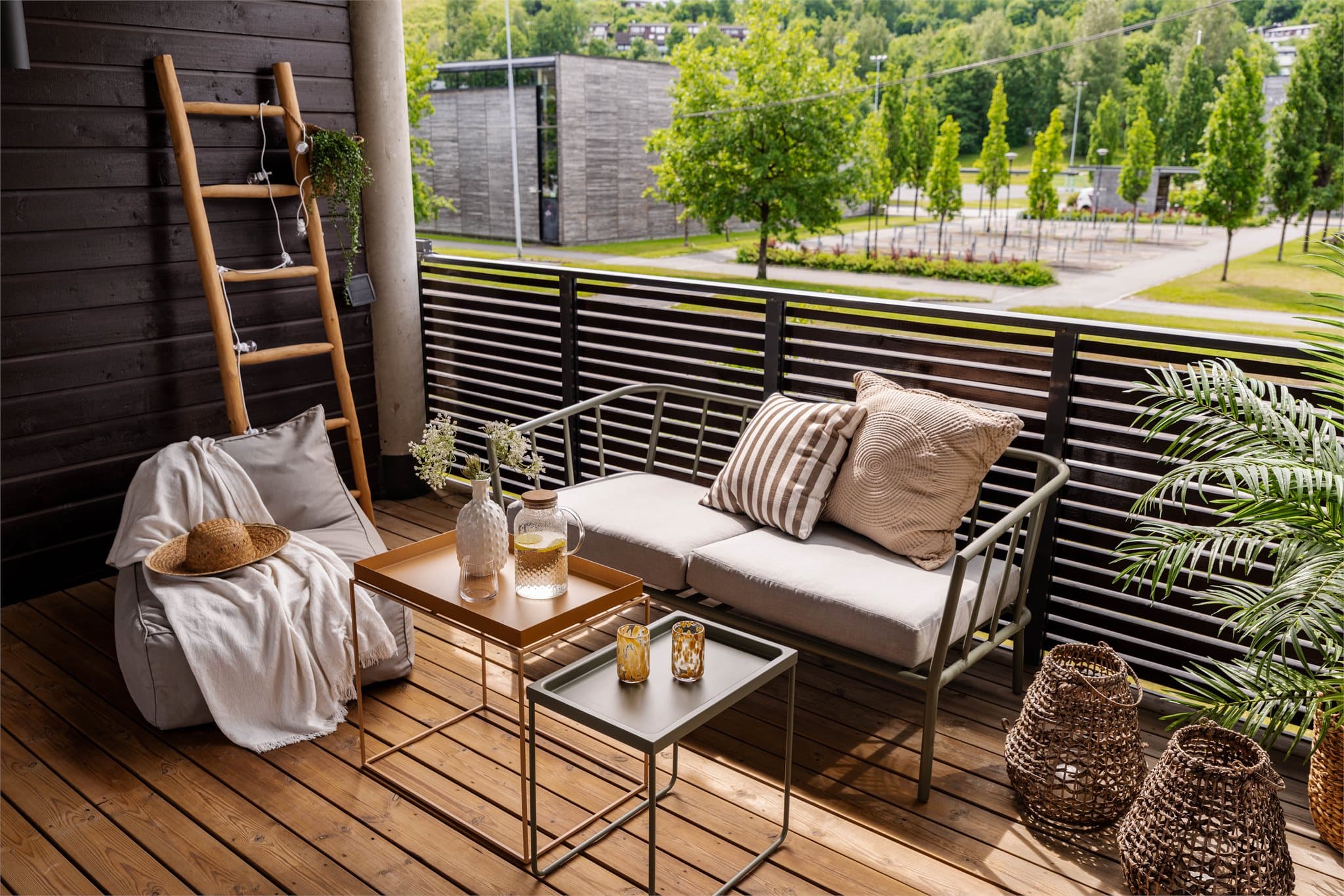 Terrassen har god plass til utemøbler og late sommerkvelder.