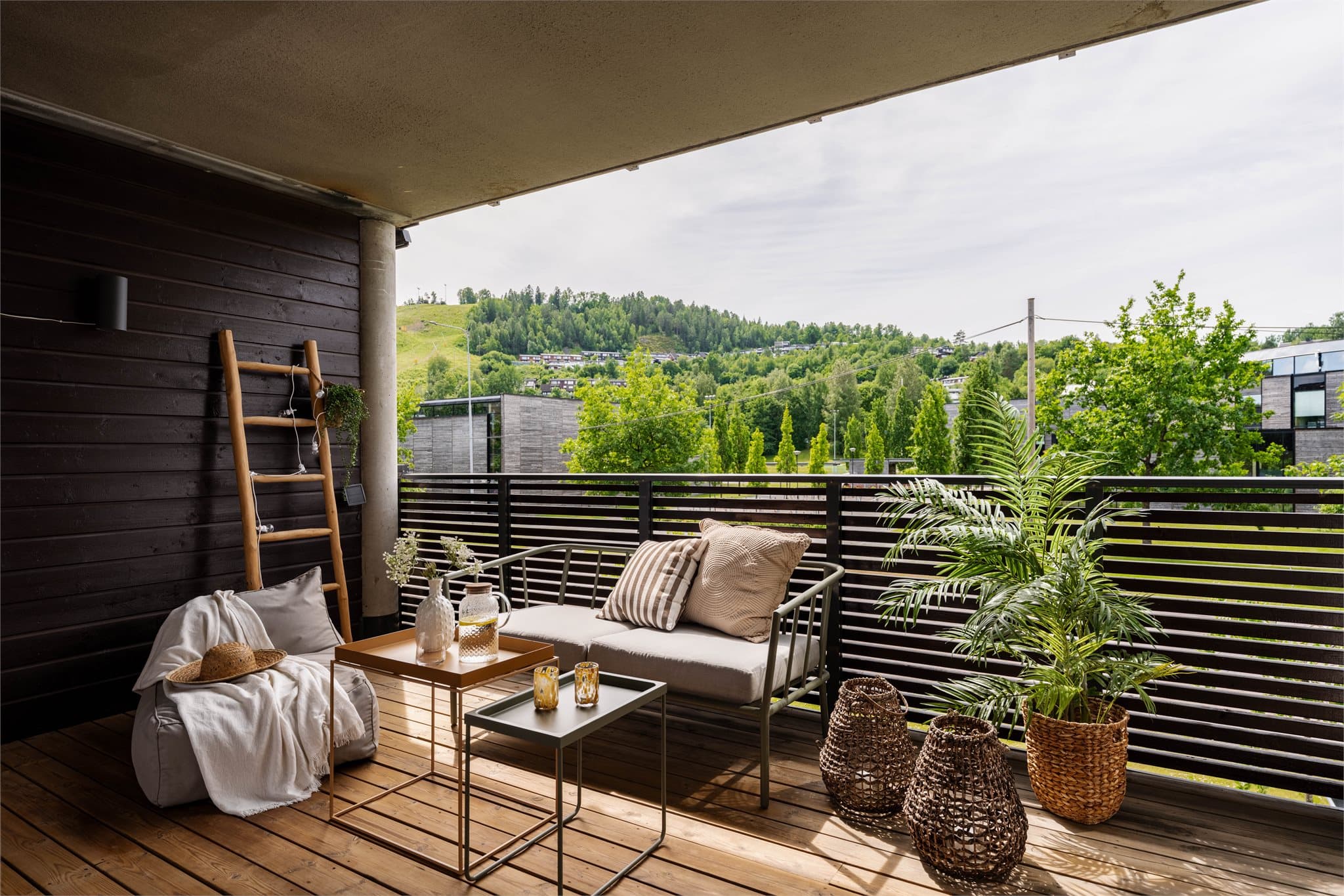 Den sydvestvendte terrassen på 13 m² har sol fra tidlig ettermiddag til sent på kveld og fin utsikt mot Kirkerudbakken.