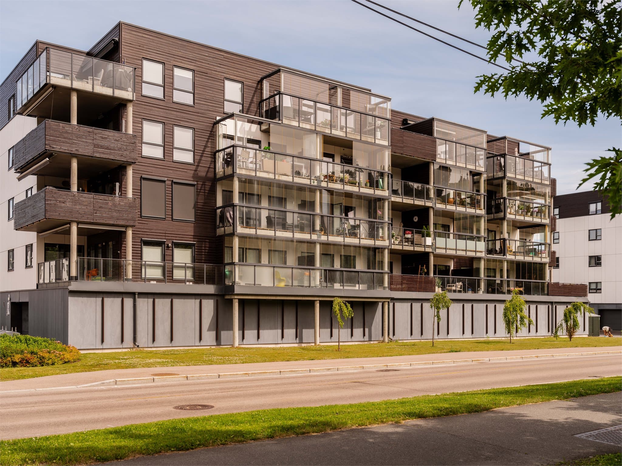 Boligblokken fra 2021 har heis, garasjeanlegg og boder.