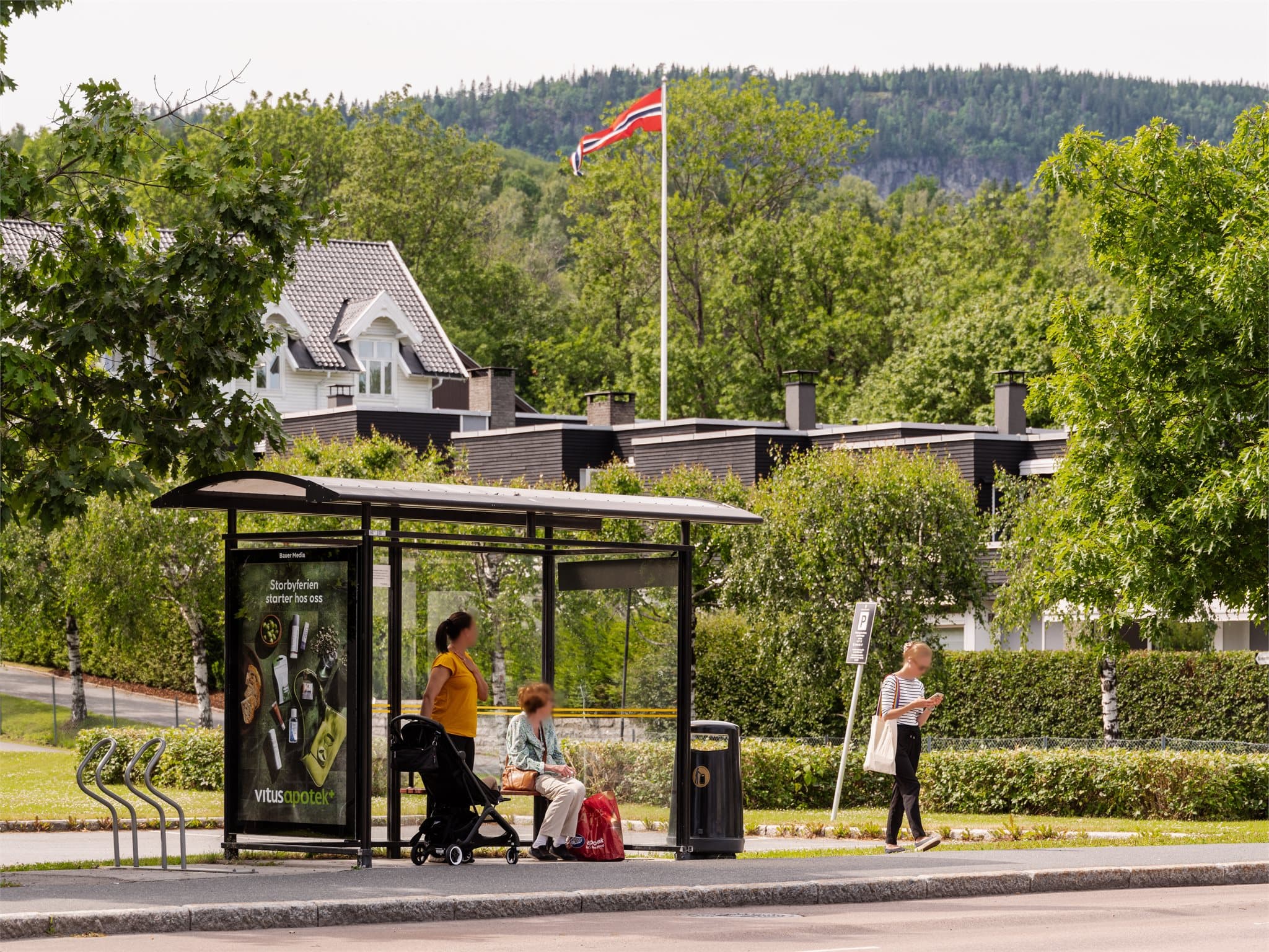 Bussholdeplass like ved, med forbindelser mot Sandvika.