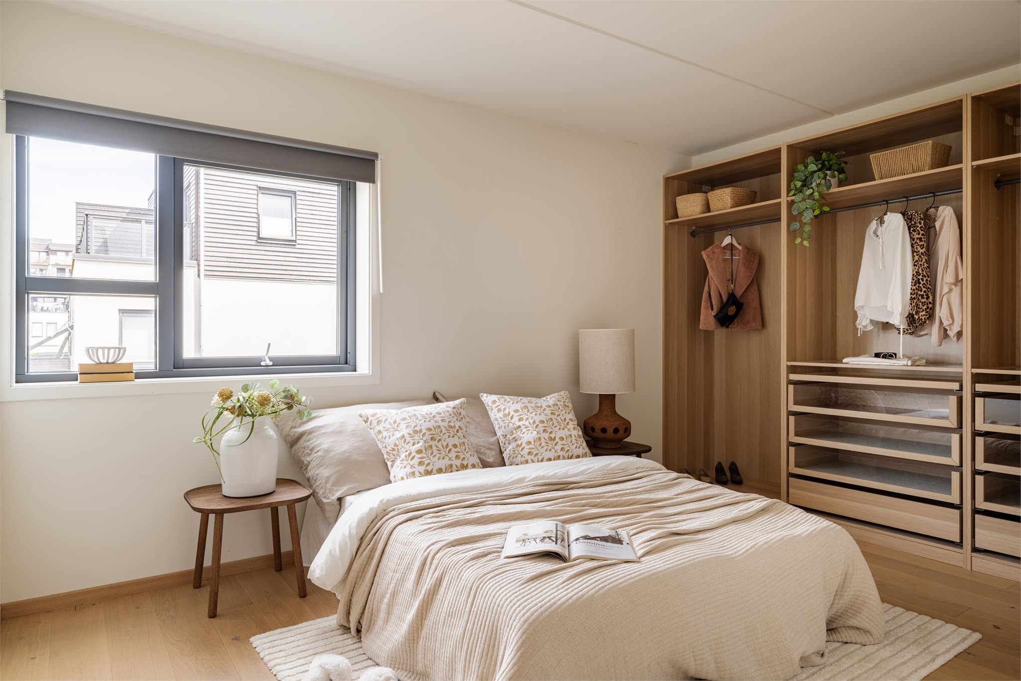 Hovedsoverommet har god plass til dobbeltseng og garderober fra IKEA PAX.