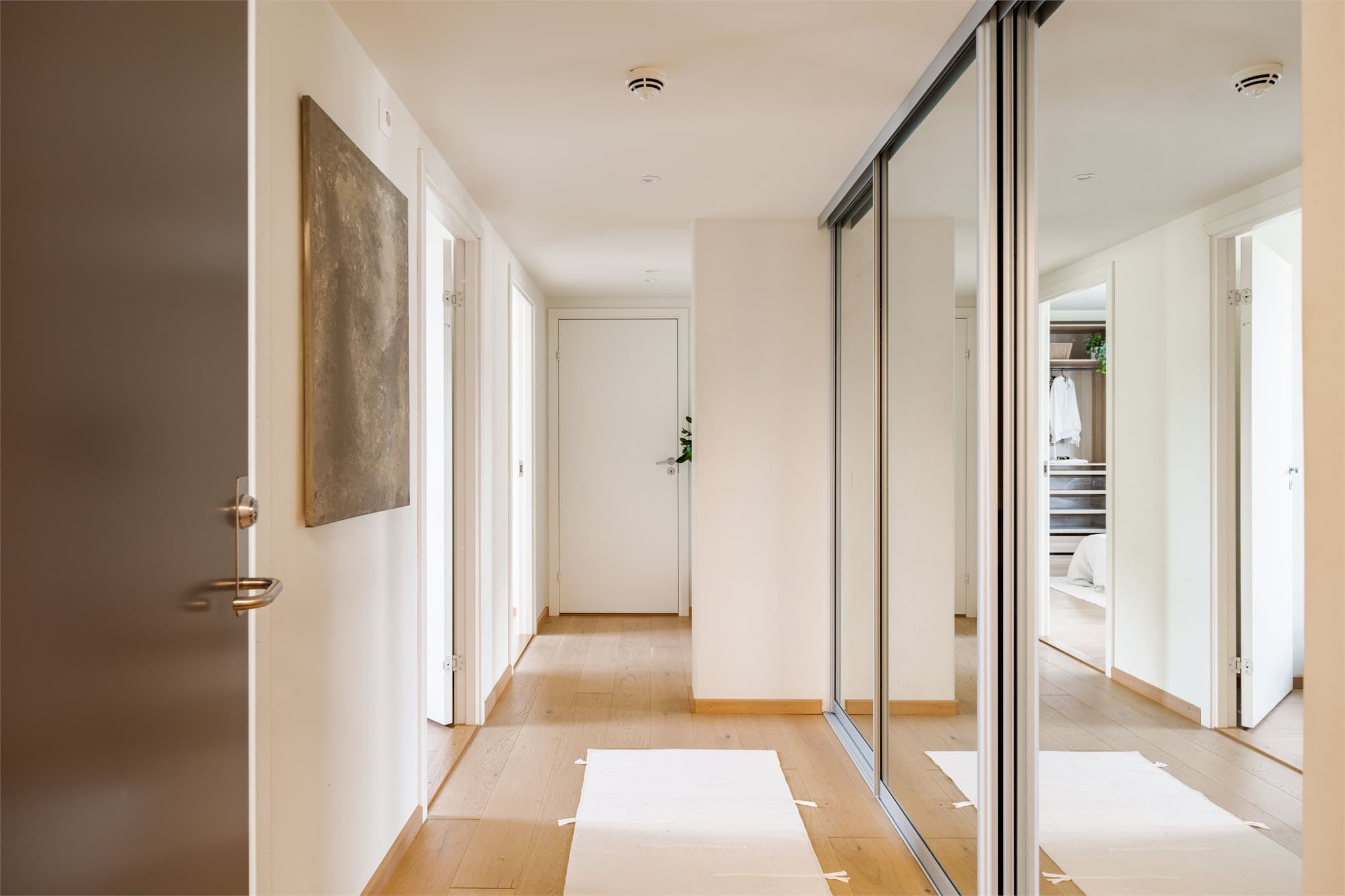 Entreen har stor skyvedørsgarderobe fra Garderobemannen.