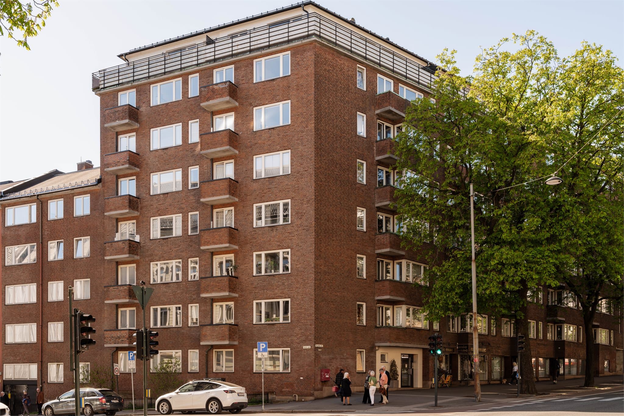 Alt du trenger rett utenfor døren! Fra Bygdøy allé 20 har du kort vei til både Gimle kino, Frognerparken og et mangfold av gourmetrestauranter. Her får du den perfekte miksen av urbant liv og rolig atmosfære.