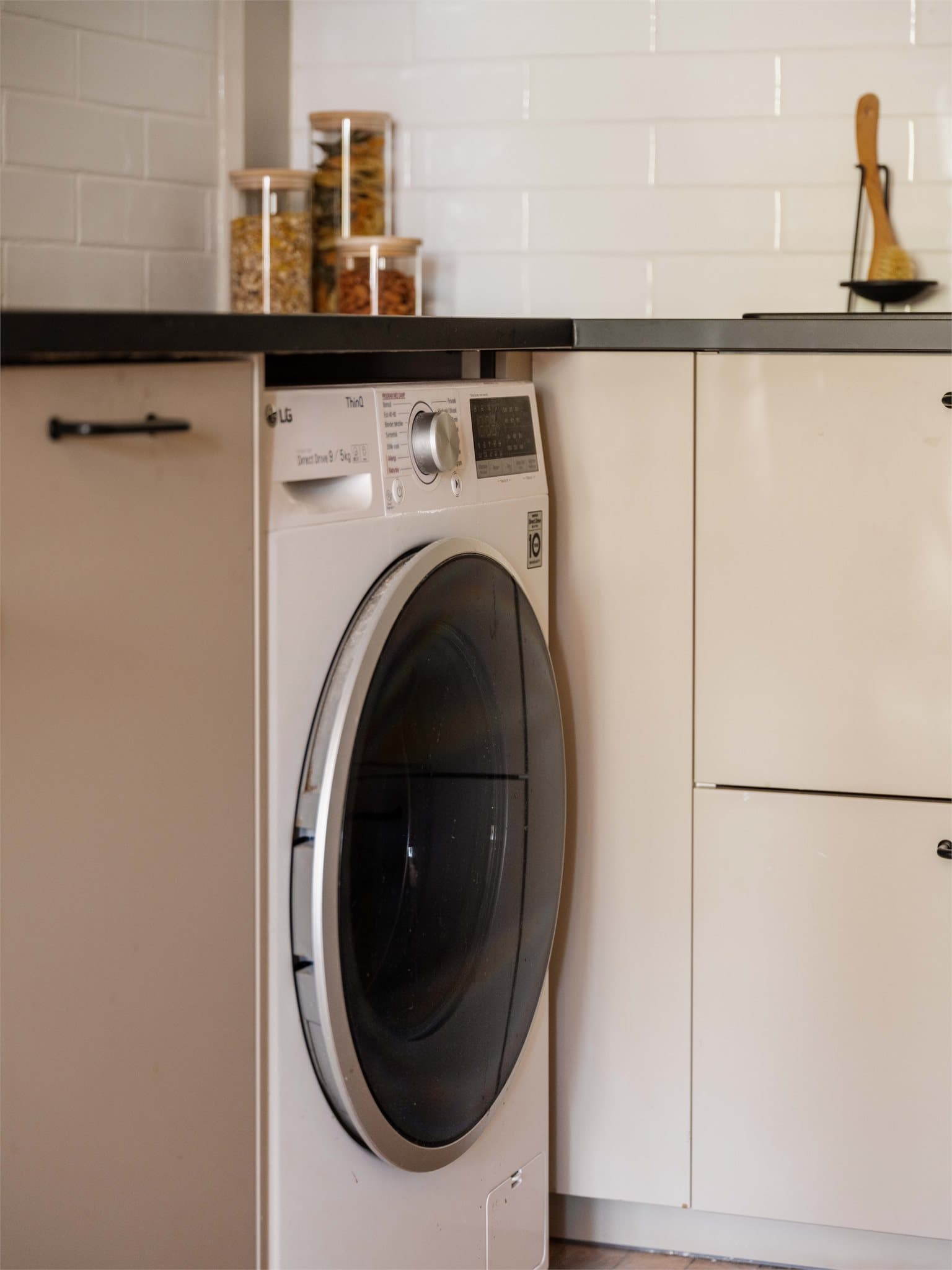 Praktisk integrert vaskemaskin - her er hver kvadratmeter utnyttet for en enklere hverdag.