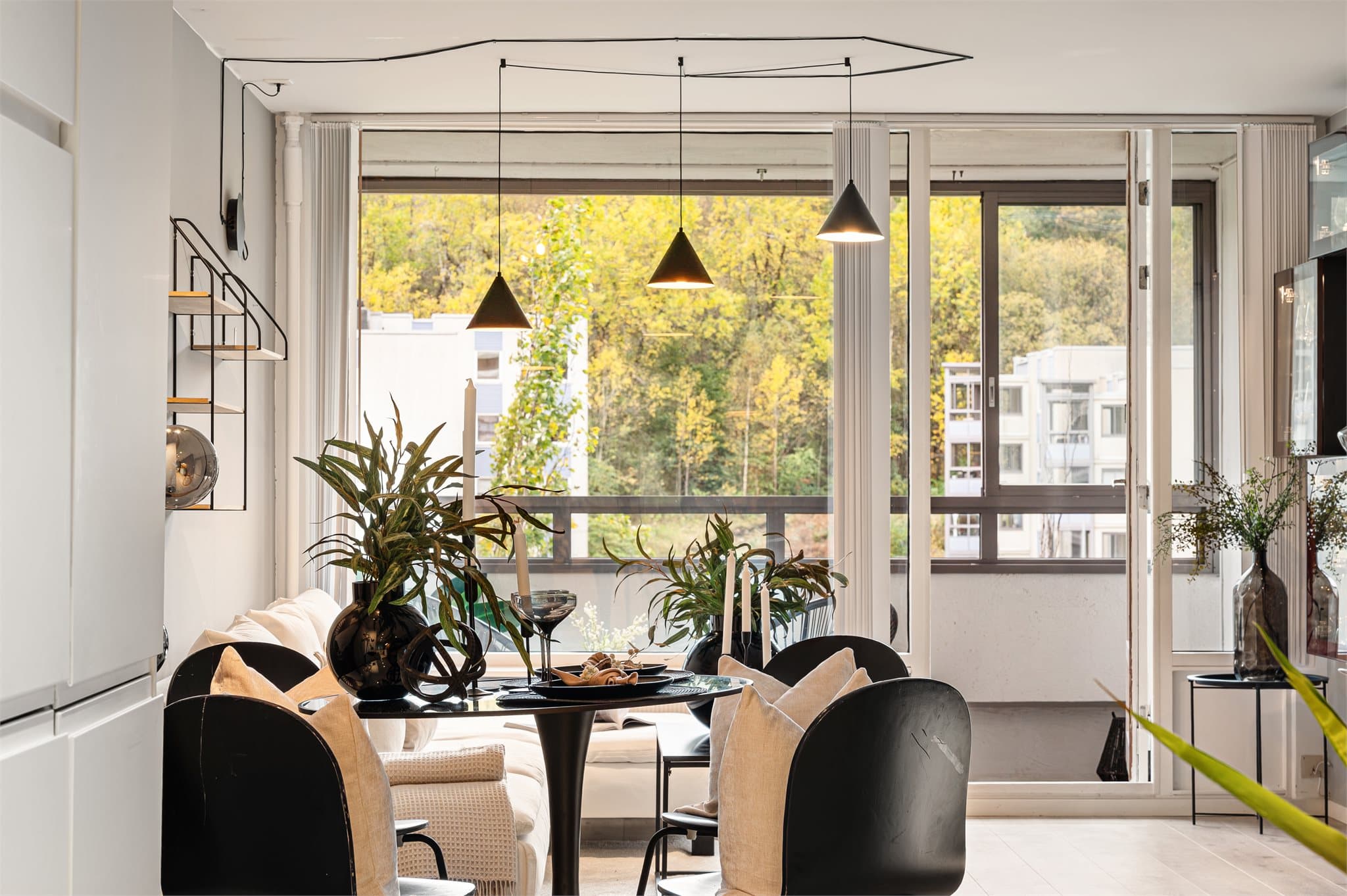 - Leiligheten har et totalt BRA-i på 74 m² og inneholder entré/gang, 2 soverom, bad, stue/kjøkken og bod -