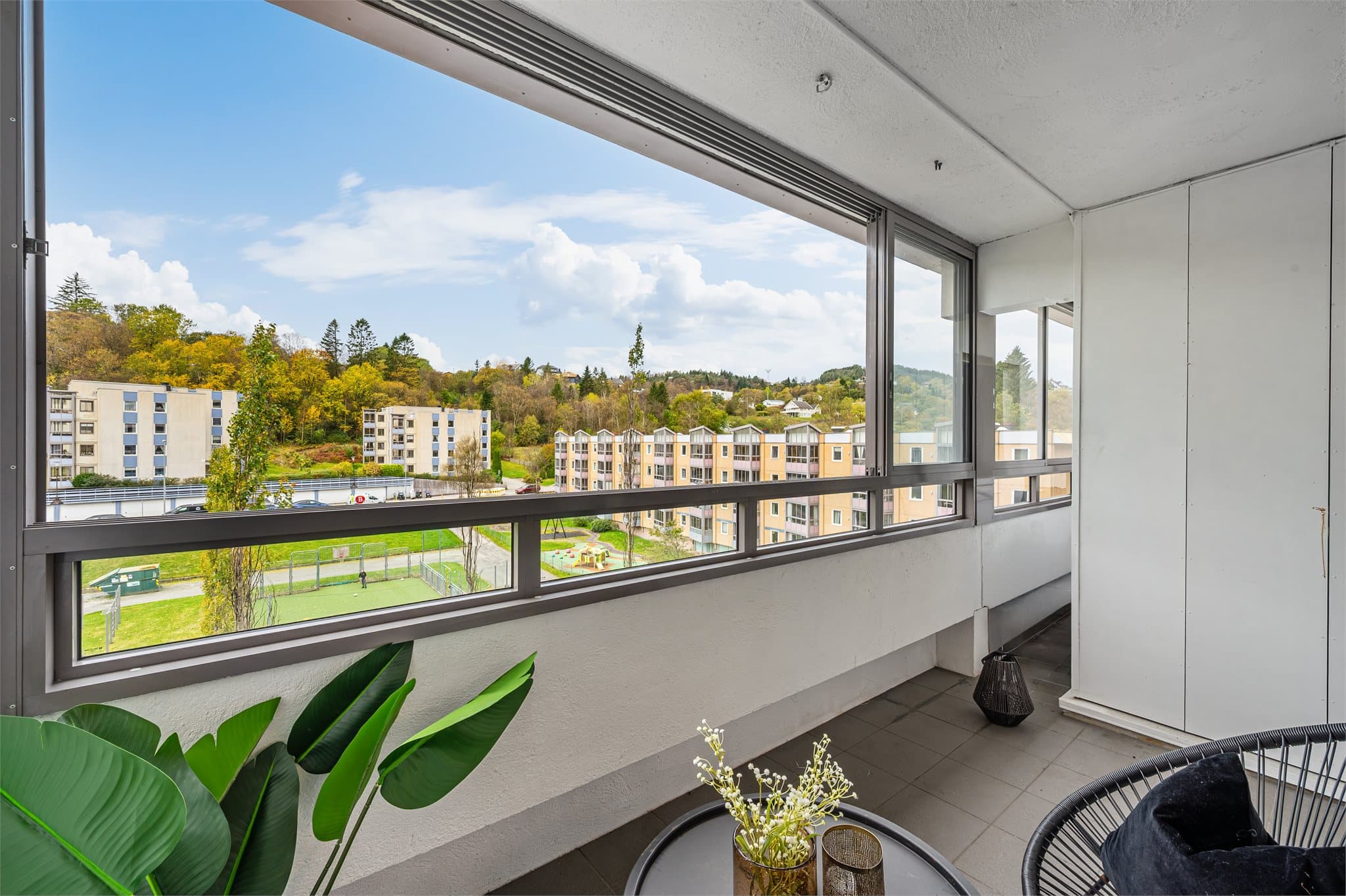 - Fra stuen har man adkomst til en innglasset balkong -