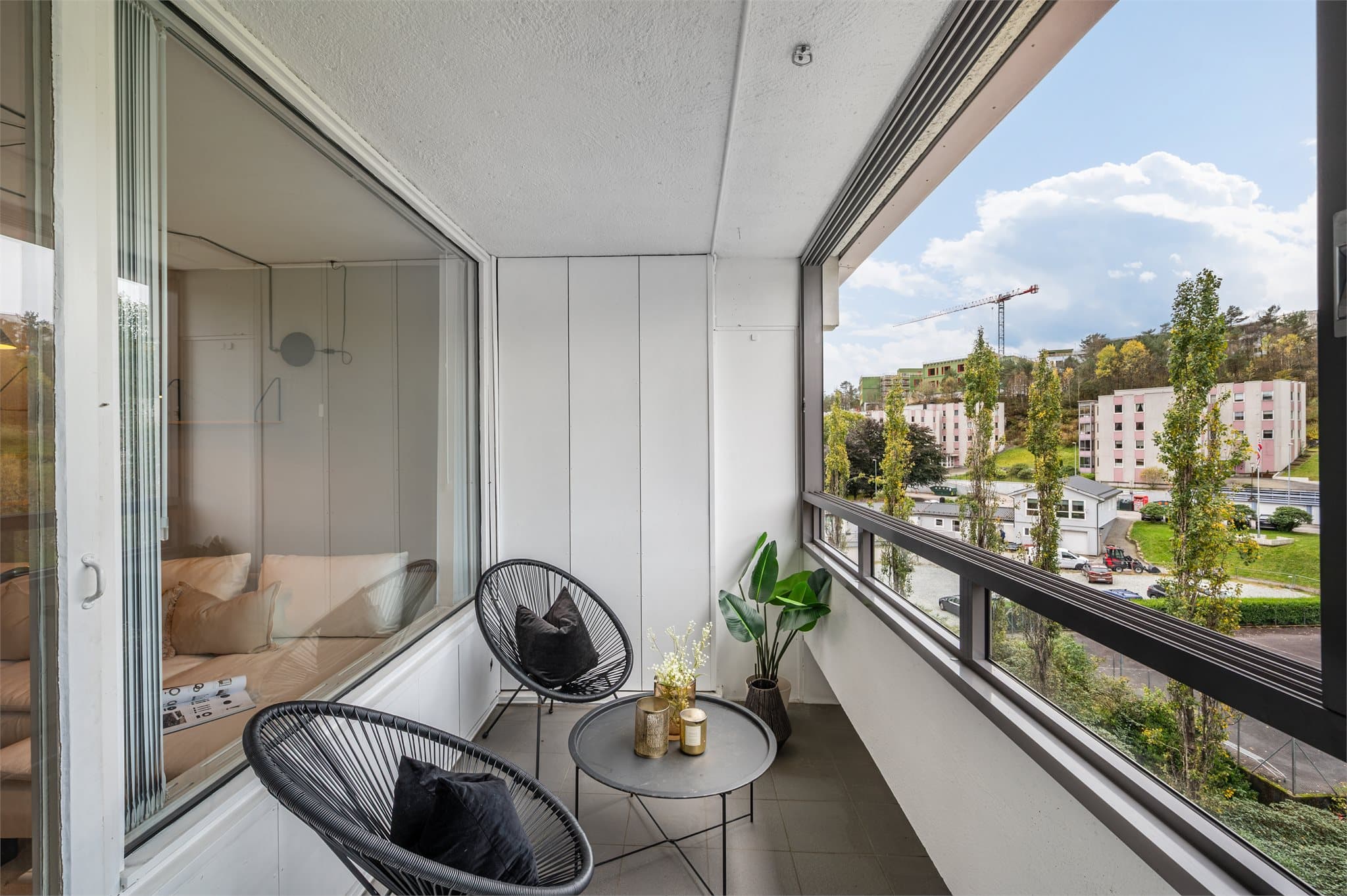 - Balkongen måler 6m² og fungerer som en forlengelse av stuen i kaldere tider -