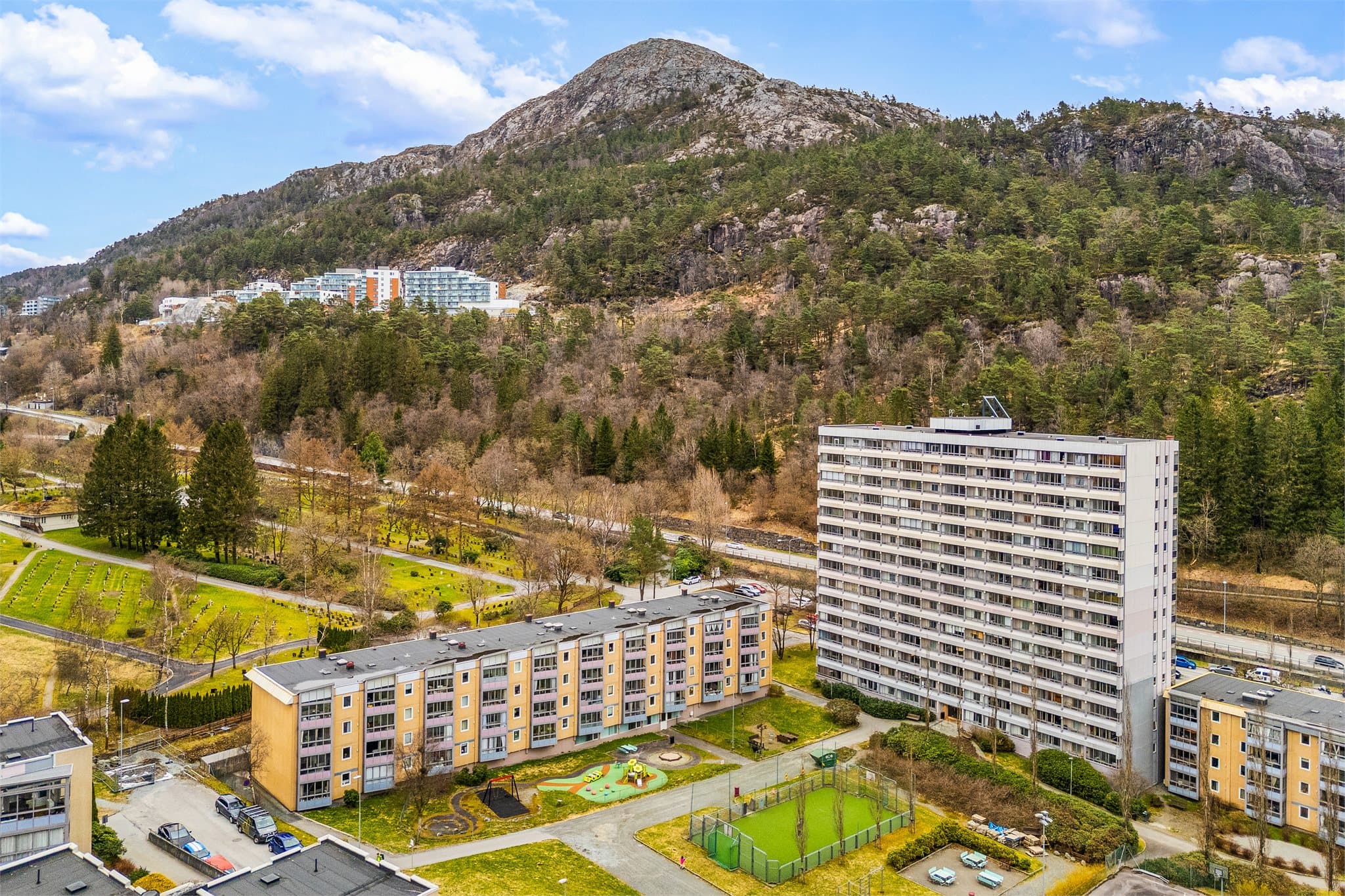 - Storavatnet, Kanadaskogen og Lyderhorn ligger like i nærheten og er perfekt for rolige spaserturer og joggeturer -