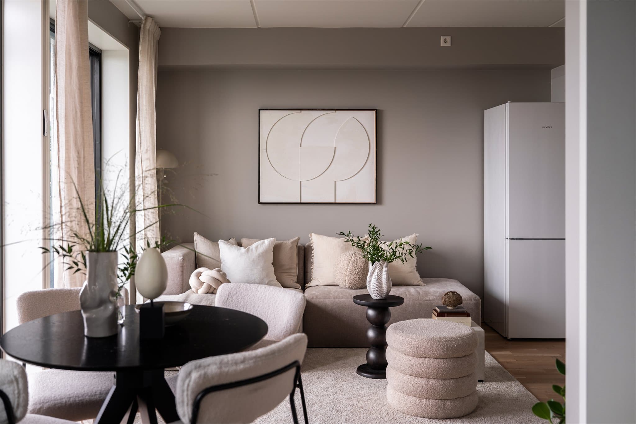 Oppholdsrommet har god plass til sofagruppe og spisebord, og oppleves som åpent og luftig.