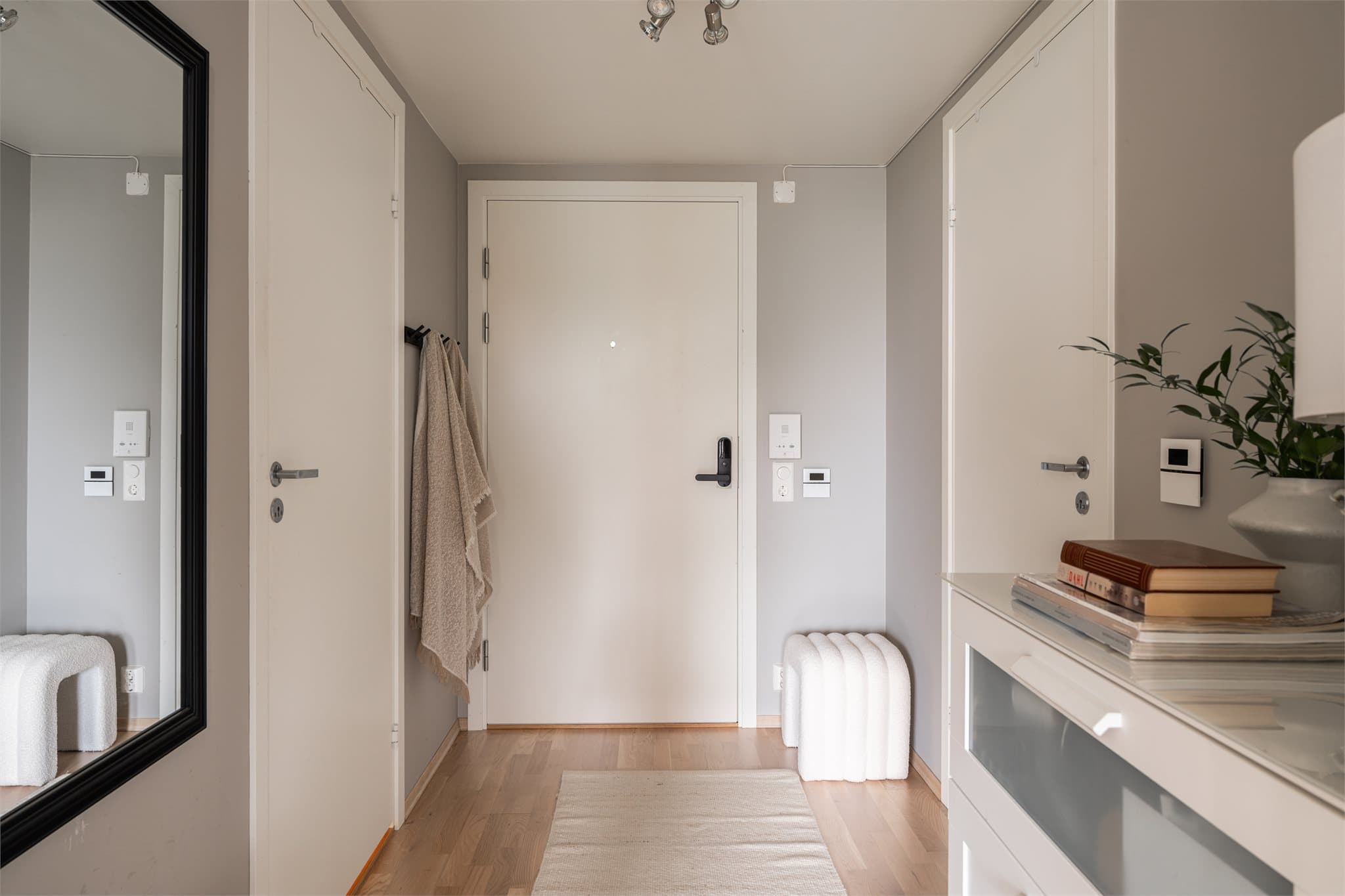 Det er installert ny dørlås som kan åpnes med kode, nøkkel eller app, noe som bidrar til en praktisk hverdag.