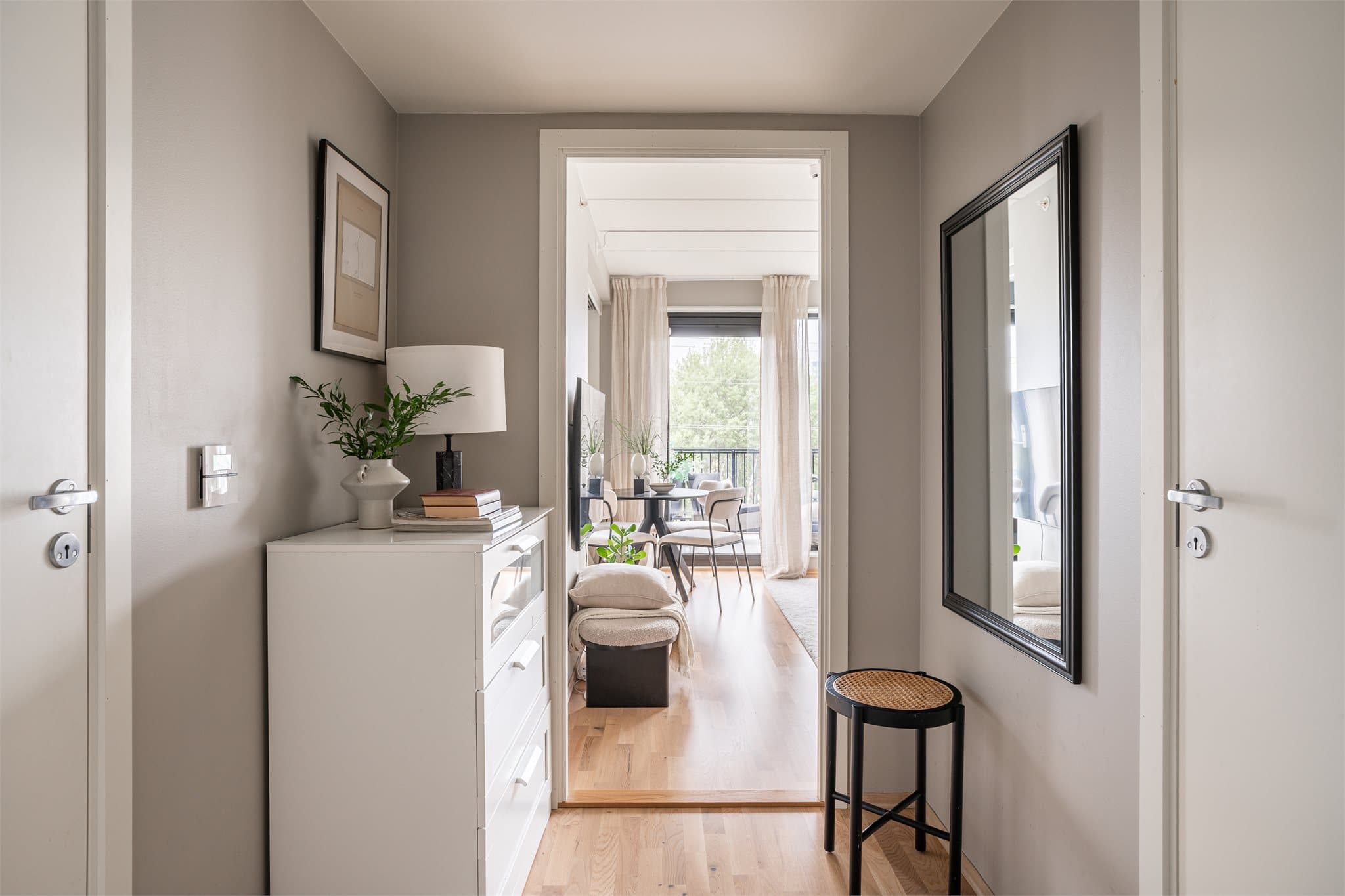 Leiligheten ønsker deg velkommen med en lys og moderne entré. Her er det god plass til oppbevaring.