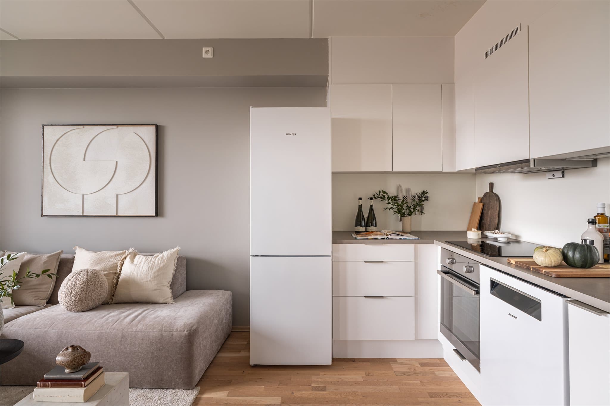 Kjøkkenløsningen er plassbesparende, men godt utnyttet, og ligger i åpen løsning mot stuen, perfekt for sosialt samvær.