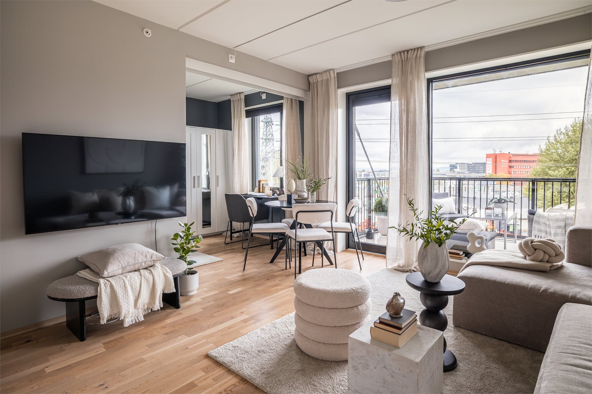 Leiligheten har parkett som gir et moderne og varmt preg. Veggene er malt i en tidløs nyanse som skaper en lun atmosfære.