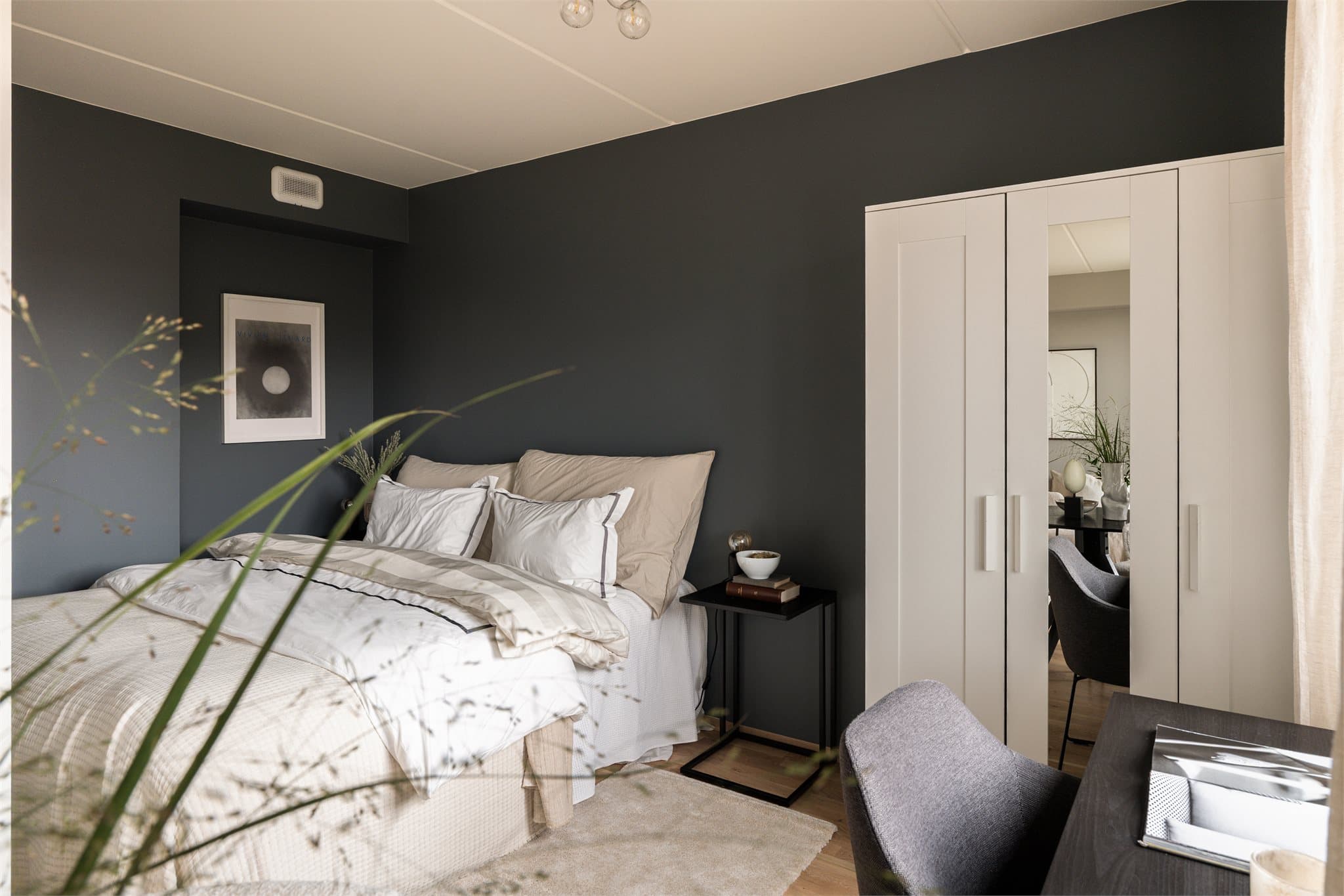 Soverommet er romslig med plass til dobbeltseng og garderobeløsning.