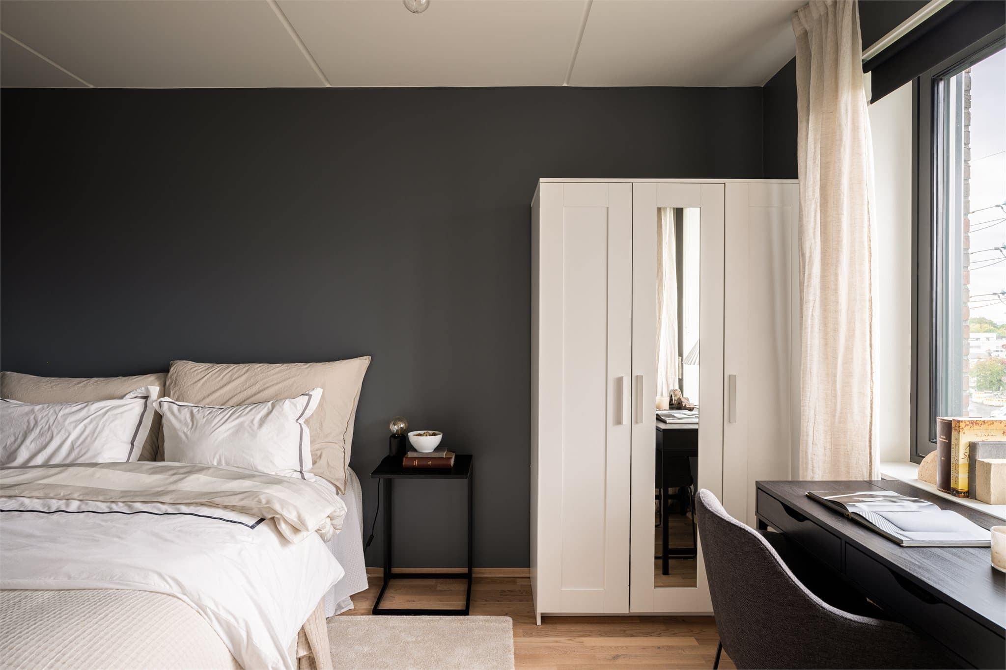 Soverommet har en moderne mørk fargetone som skaper en stilren kontrast og gir rommet et eksklusivt preg