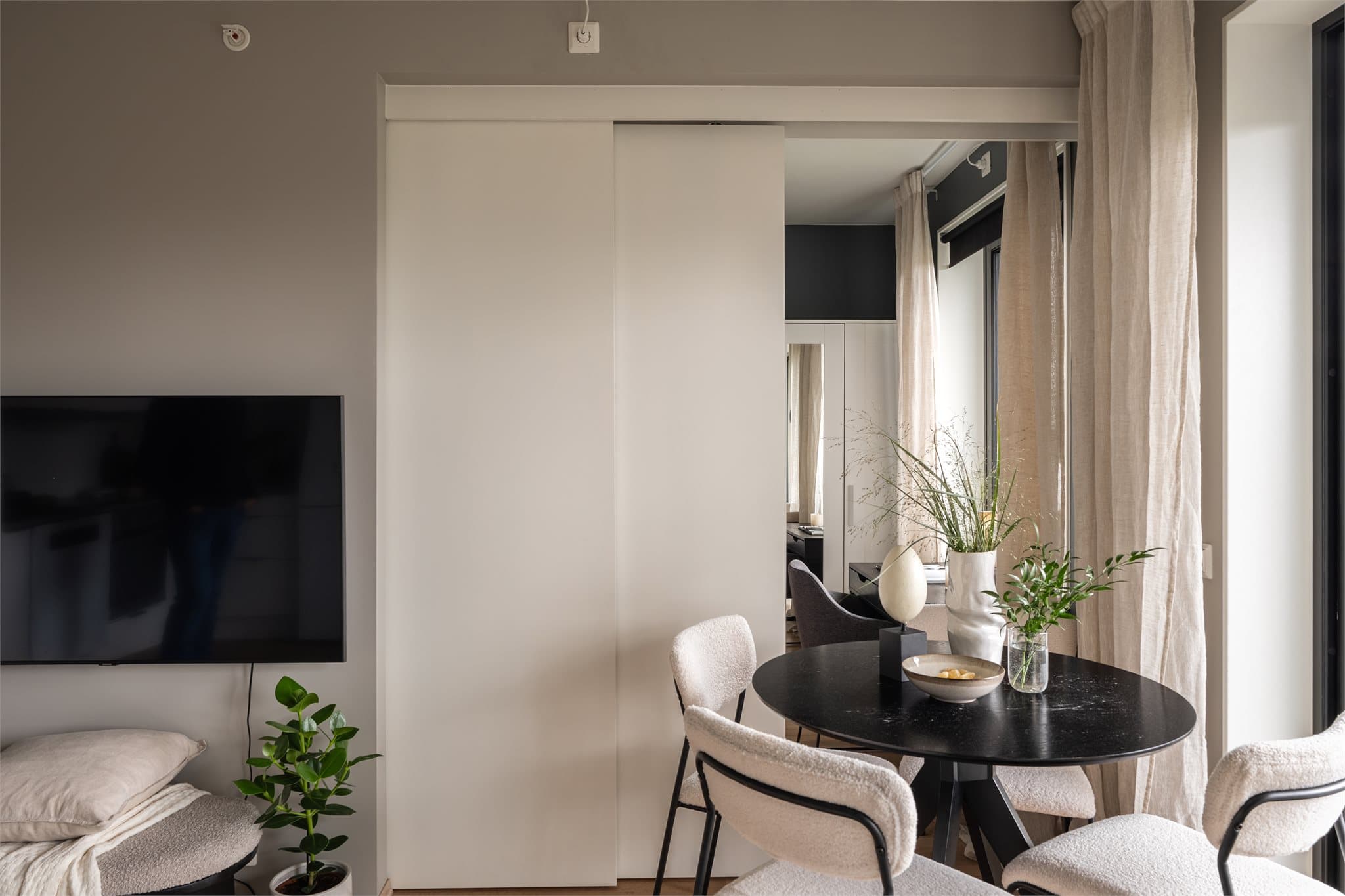 Praktisk stor skyvedør inn til soverommet gir fleksibel bruk av arealet og bidrar til en åpen og luftig romfølelse.