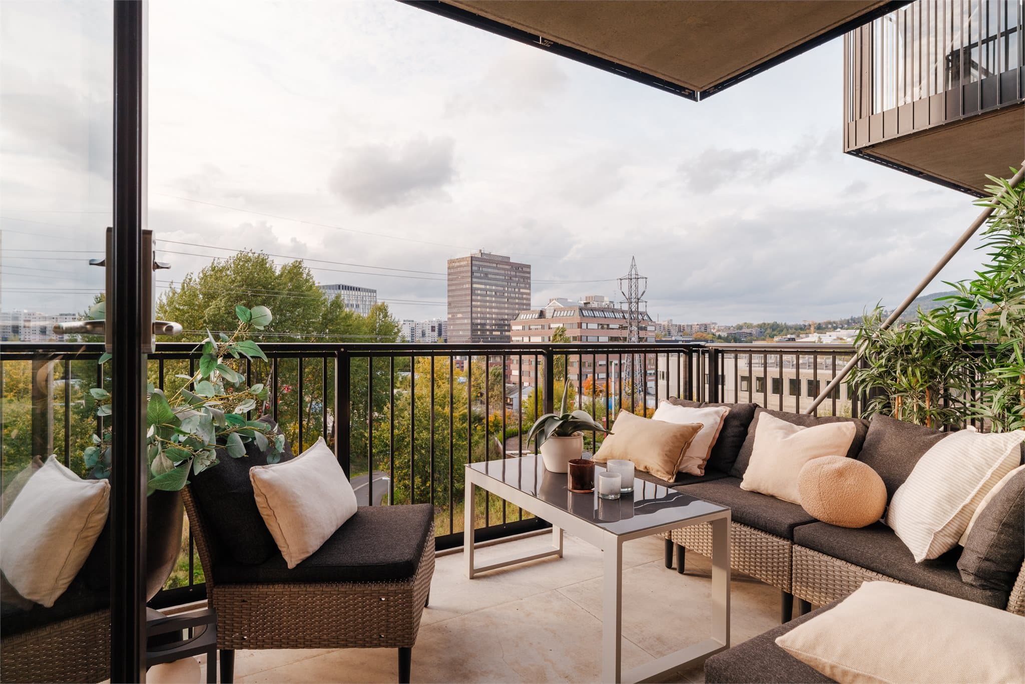 Her presenteres en lys og smakfull 2-roms høyt og fritt i 4.etg med solrik balkong og heis.